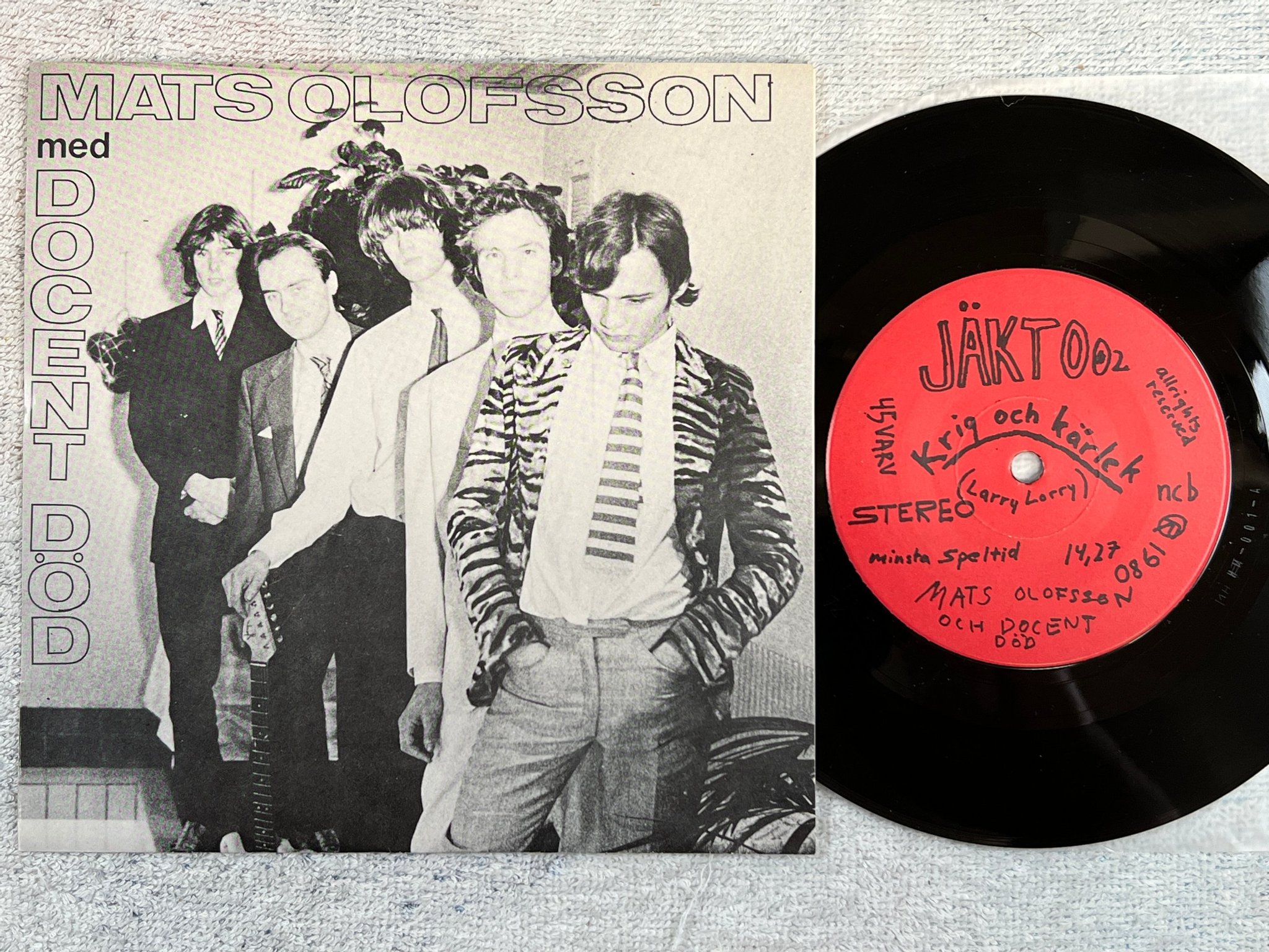 Omslagsbild för skivan MATS OLOFSSON med DOCENT DÖD Krig Och Kärlek 7”single -80 Swe JÄKTSKIVAN 