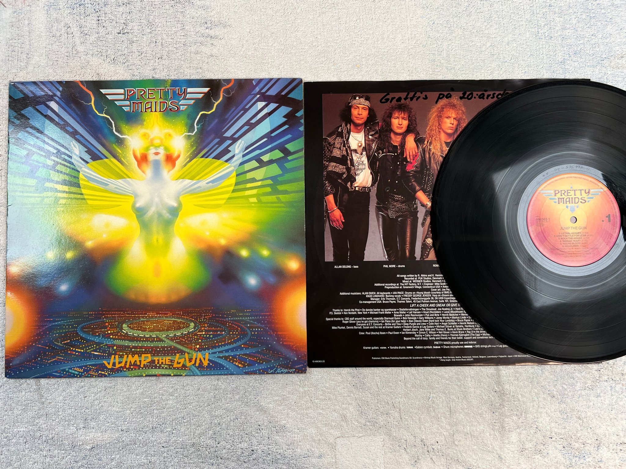 Omslagsbild för skivan PRETTY MAIDS jump the gun LP -90 Hol CBS 4663651