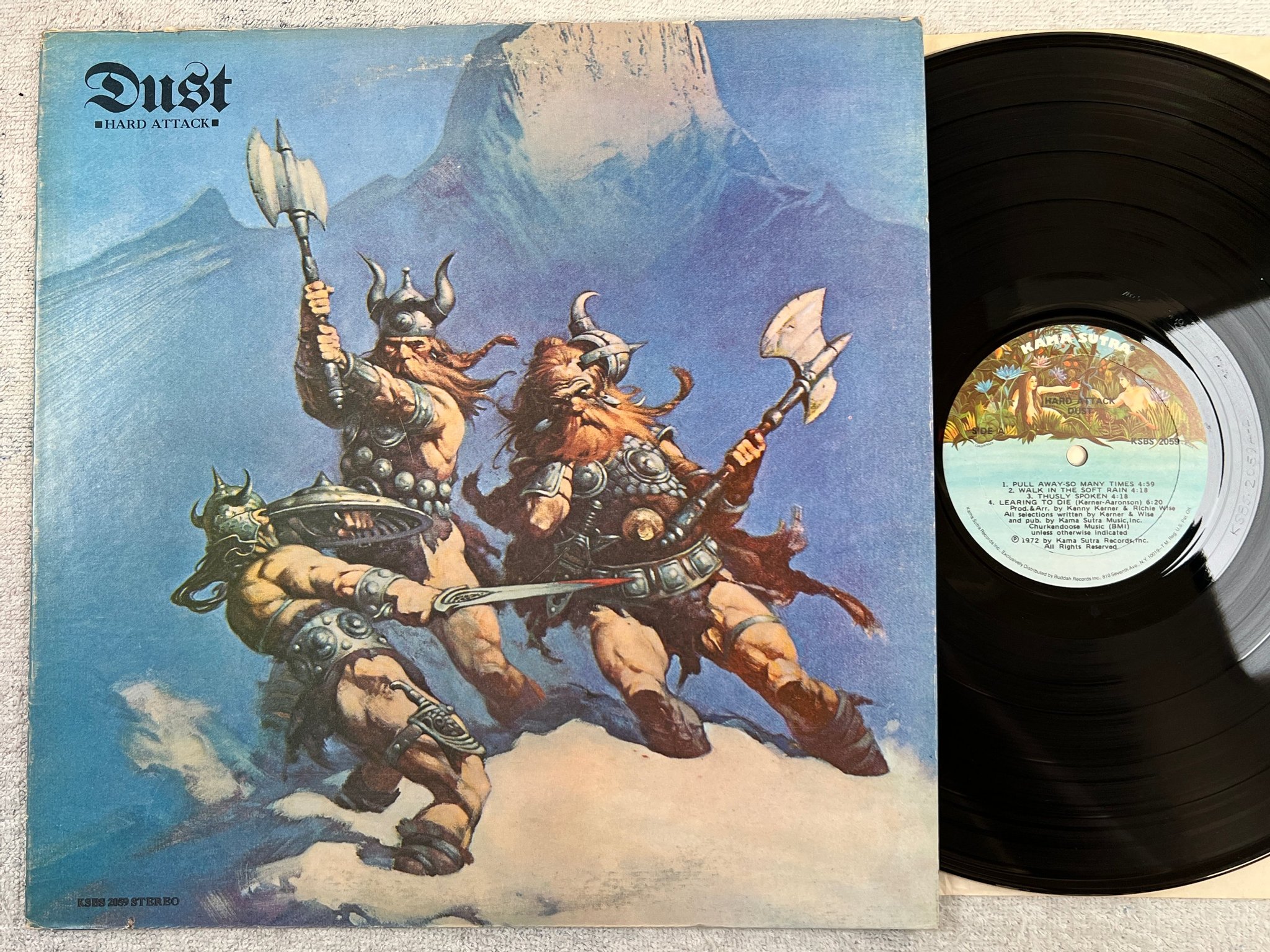 Omslagsbild för skivan DUST hard attack LP -72 US KAMA SUTRA KSBS 2059 hard prog