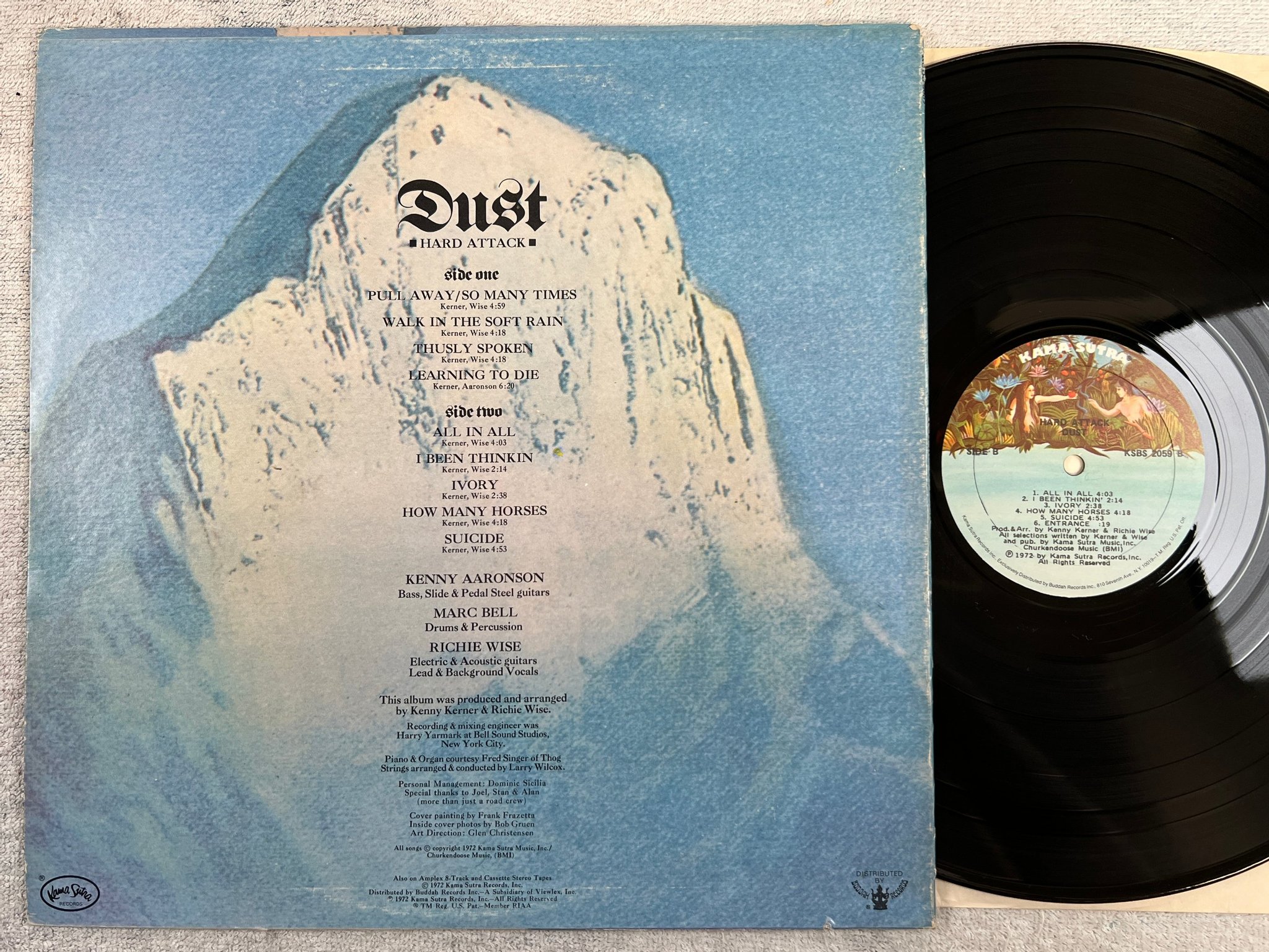 Omslagsbild för skivan DUST hard attack LP -72 US KAMA SUTRA KSBS 2059 hard prog