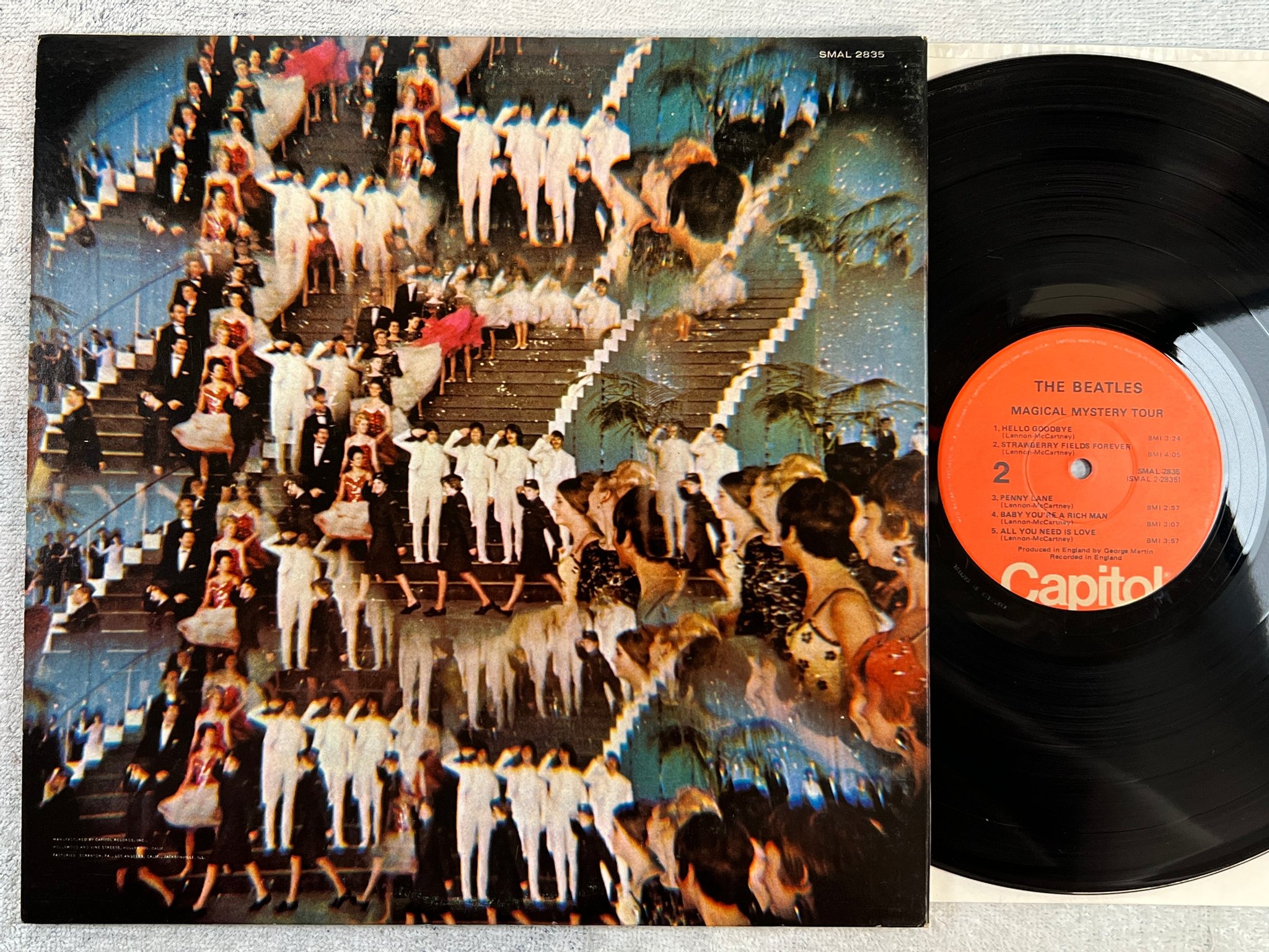 Omslagsbild för skivan THE BEATLES magical mystery tour LP re US CAPITAL SMAS-2835