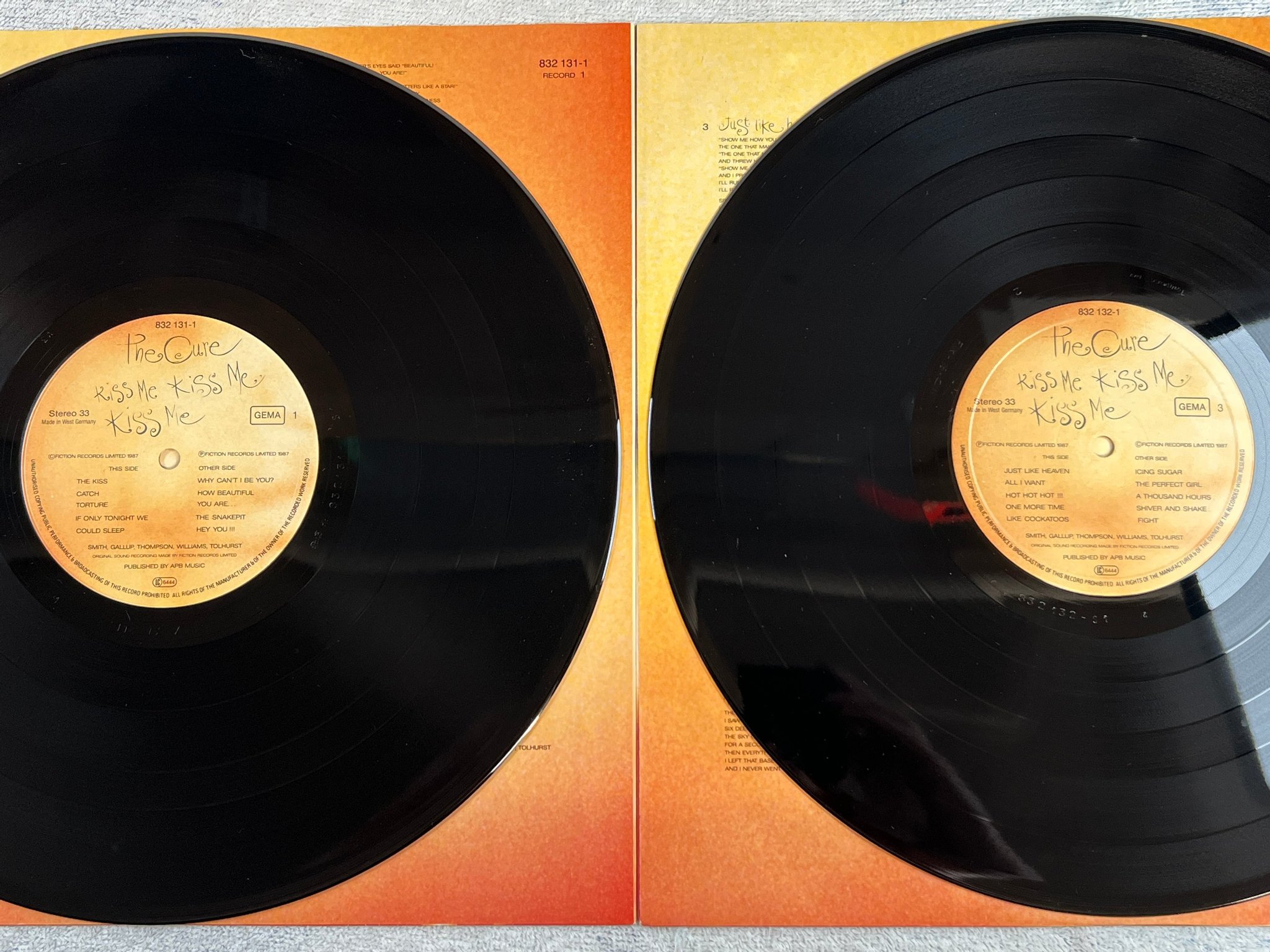 Omslagsbild för skivan THE CURE kiss me kiss me kiss me 2xLP -87 Ger FICTION 832 130-1