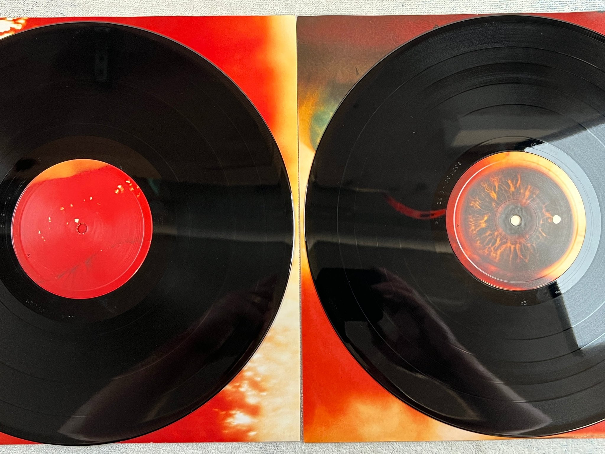 Omslagsbild för skivan THE CURE kiss me kiss me kiss me 2xLP -87 Ger FICTION 832 130-1