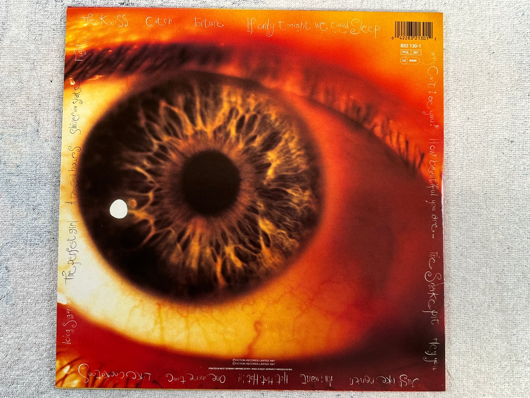 Omslagsbild för skivan THE CURE kiss me kiss me kiss me 2xLP -87 Ger FICTION 832 130-1