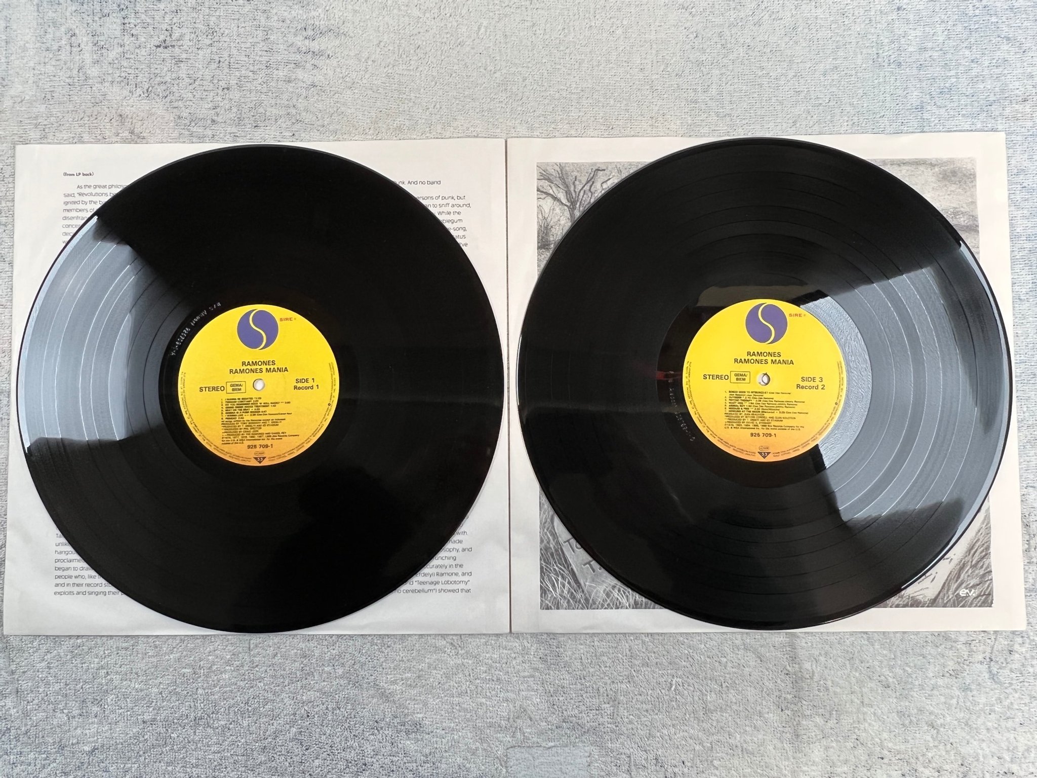 Omslagsbild för skivan RAMONES Ramones mania 2xLP Ger SIRE 925 709-1