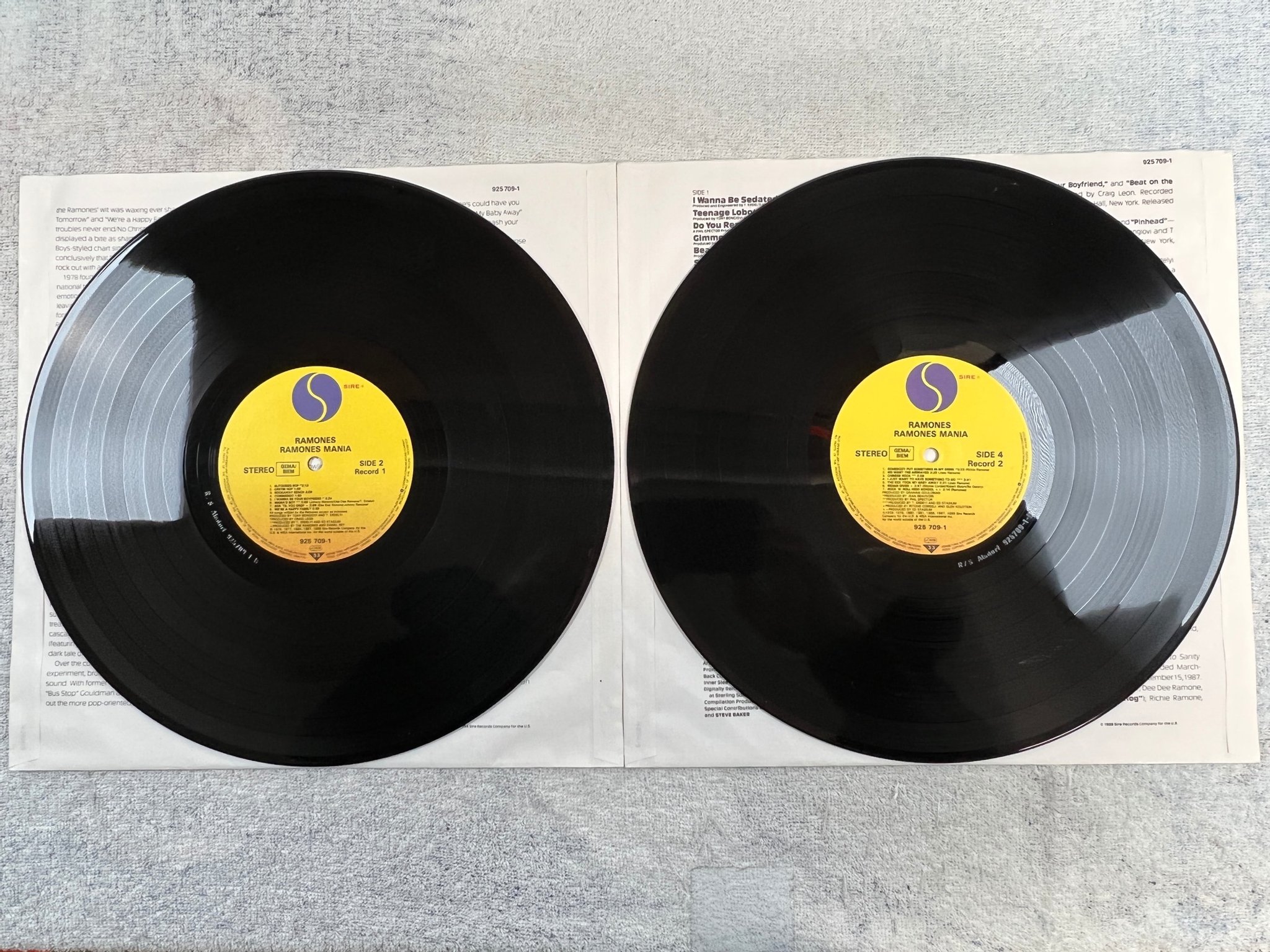 Omslagsbild för skivan RAMONES Ramones mania 2xLP Ger SIRE 925 709-1