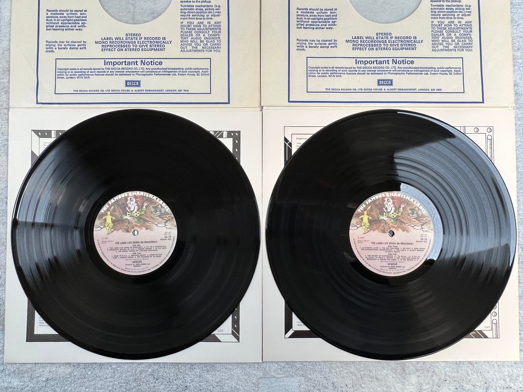 Omslagsbild för skivan GENESIS the lamb lies down on Broadway 2xLP -74 THE FAMOUS CHARISMA LABEL CGS 10