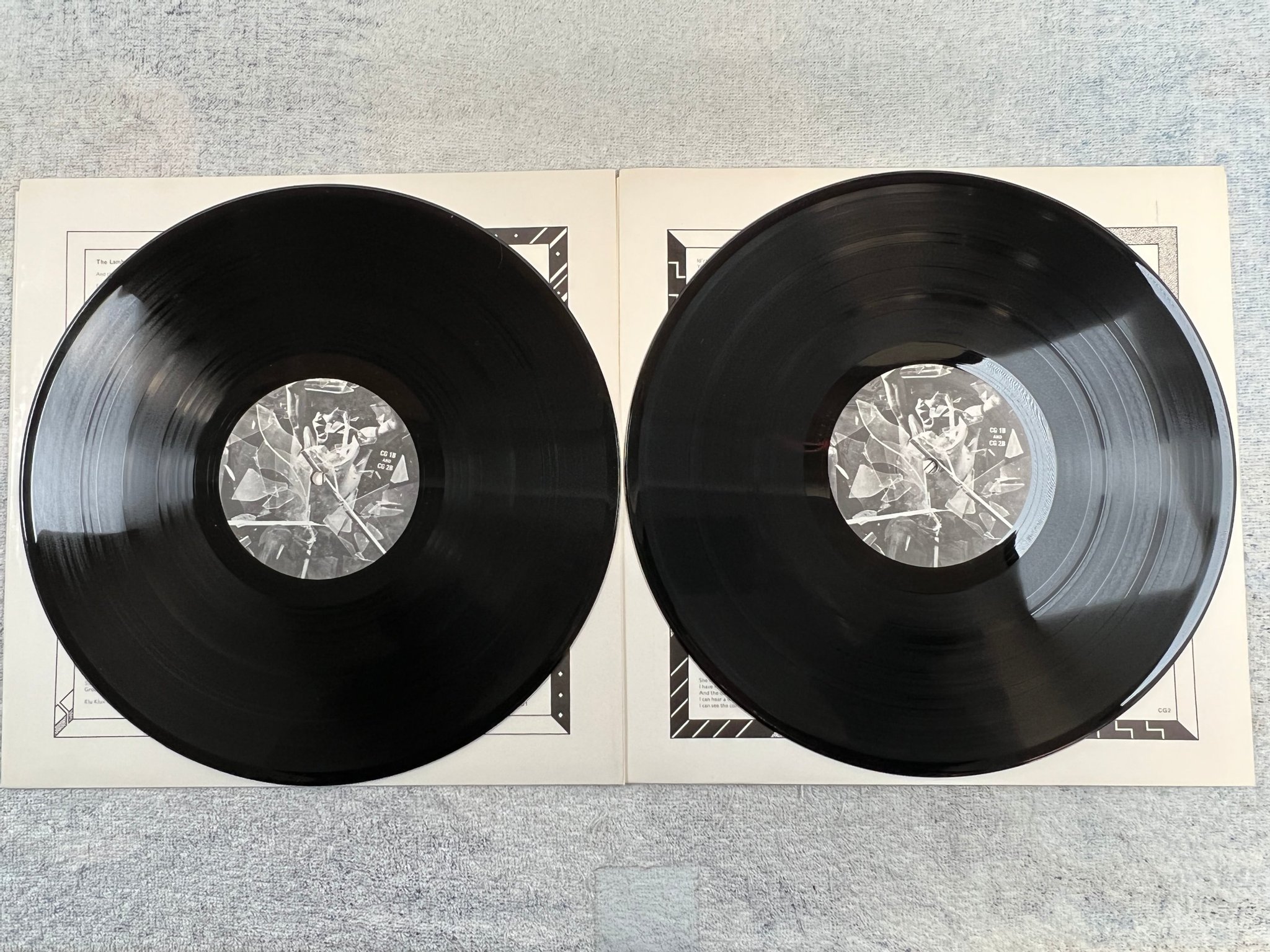 Omslagsbild för skivan GENESIS the lamb lies down on Broadway 2xLP -74 THE FAMOUS CHARISMA LABEL CGS 10