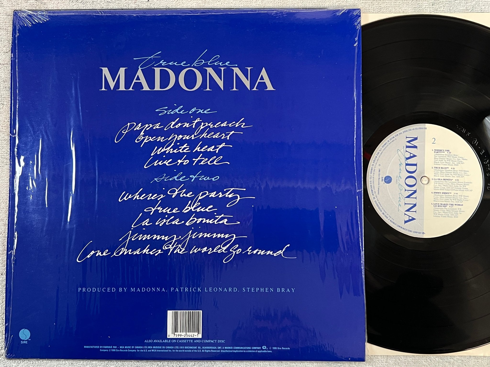 Omslagsbild för skivan MADONNA true blue LP -86 US SIRE 9 25442-1 w/ hype sticker