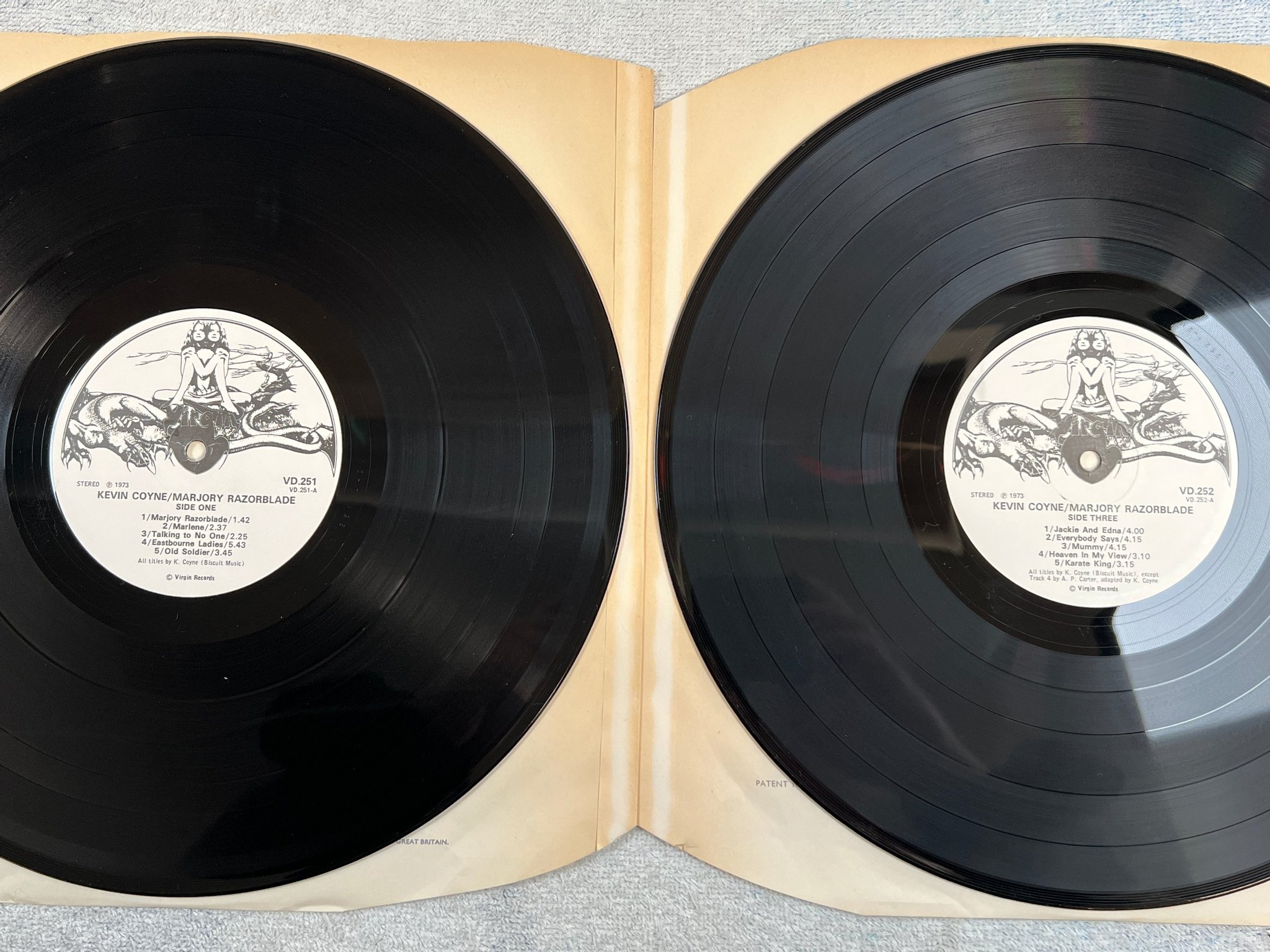 Omslagsbild för skivan KEVIN COYNE majority razorblades 2xLP -73 UK VIRGIN VD 252