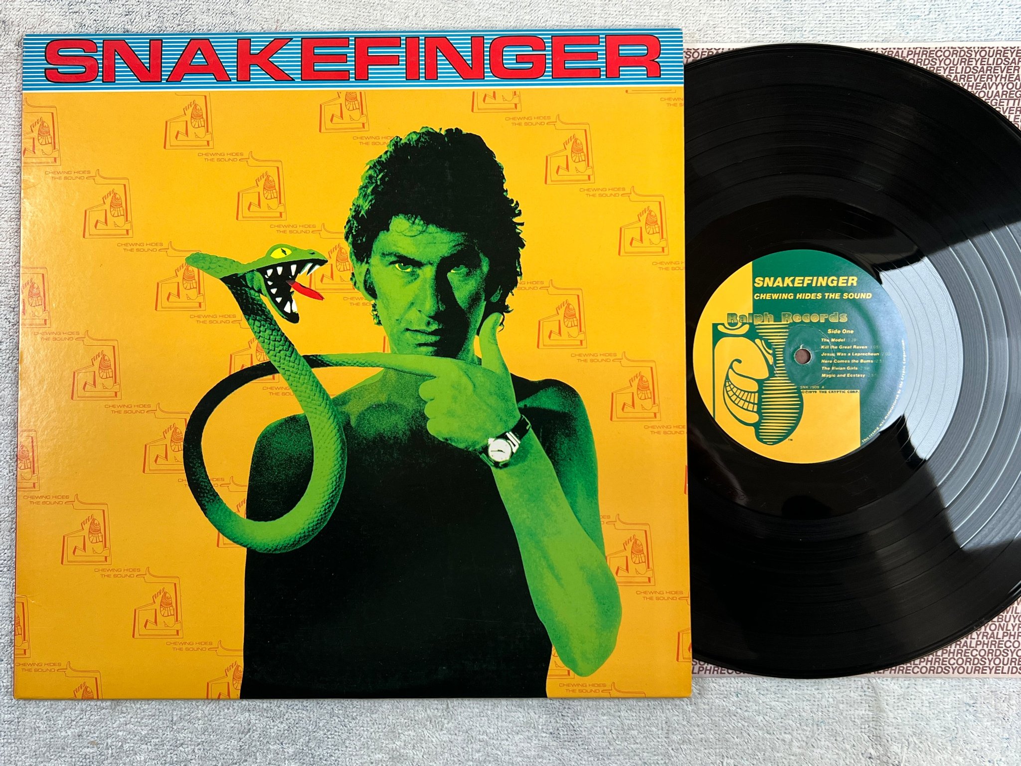 Omslagsbild för skivan SNAKEFINGER chewing hides the sound LP -79 US RALPH SNK 7909 experimental