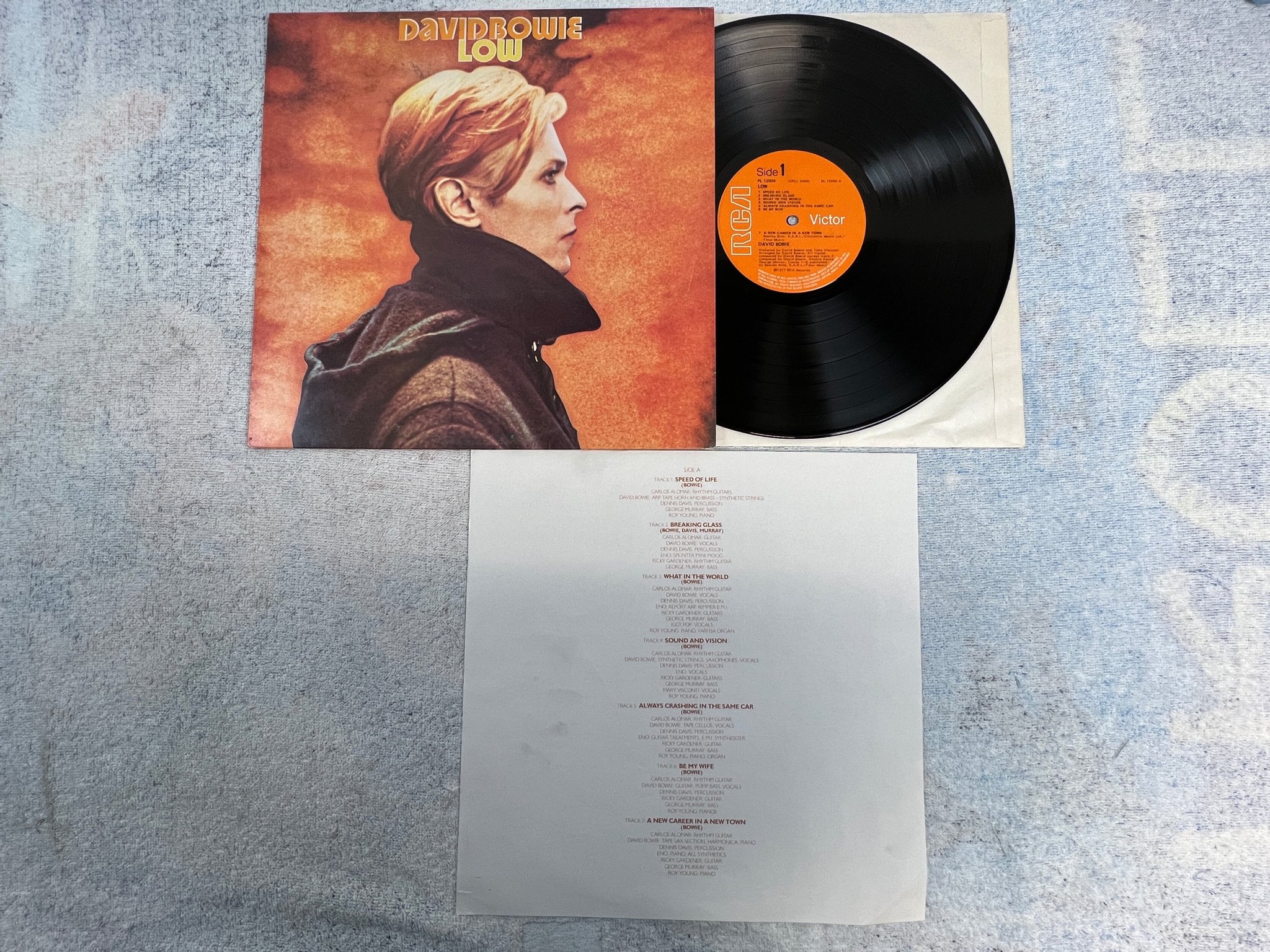 Omslagsbild för skivan DAVID BOWIE low LP -77 UK RCA PL 12030 correction sticker on the back side