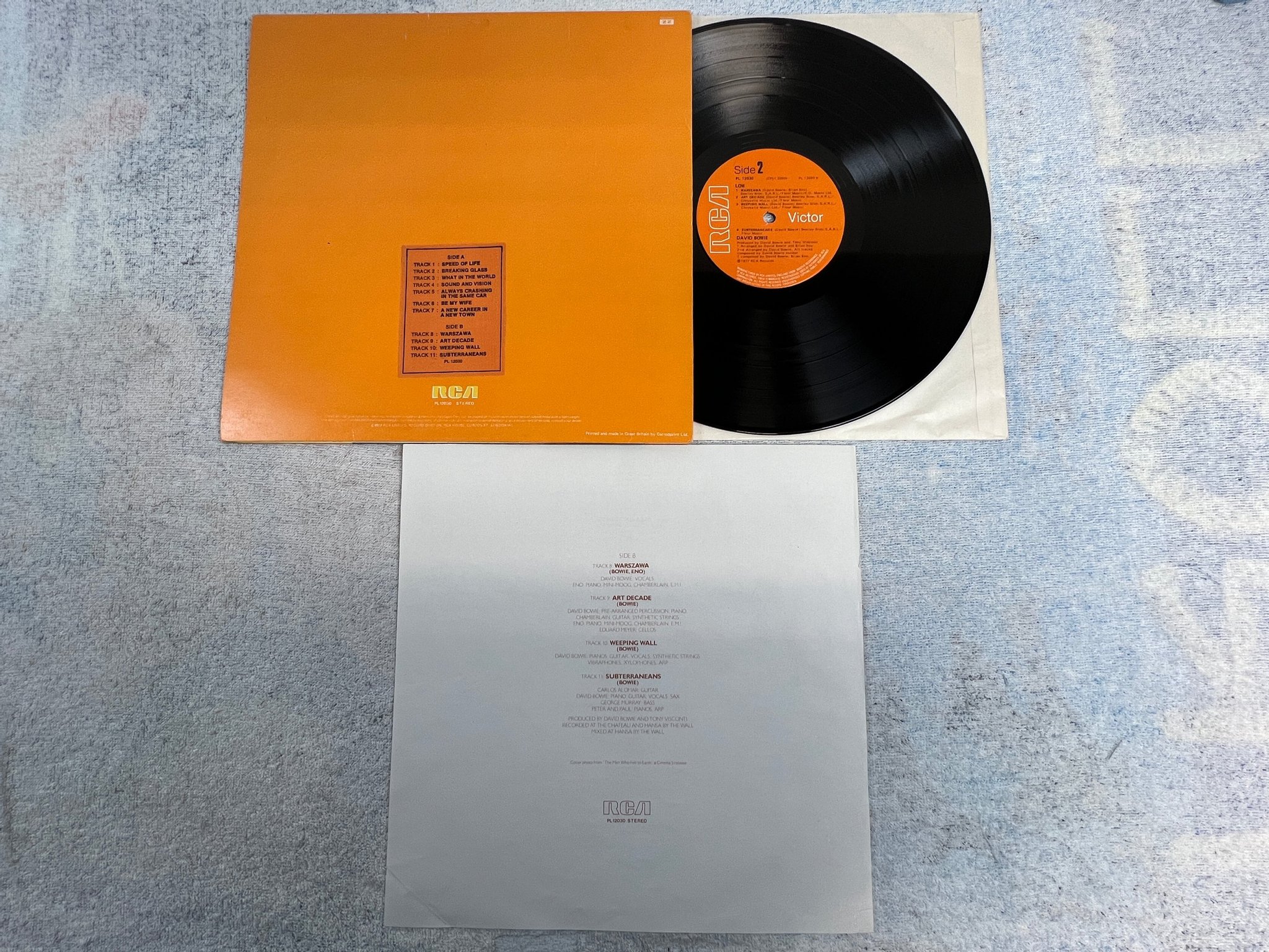 Omslagsbild för skivan DAVID BOWIE low LP -77 UK RCA PL 12030 correction sticker on the back side