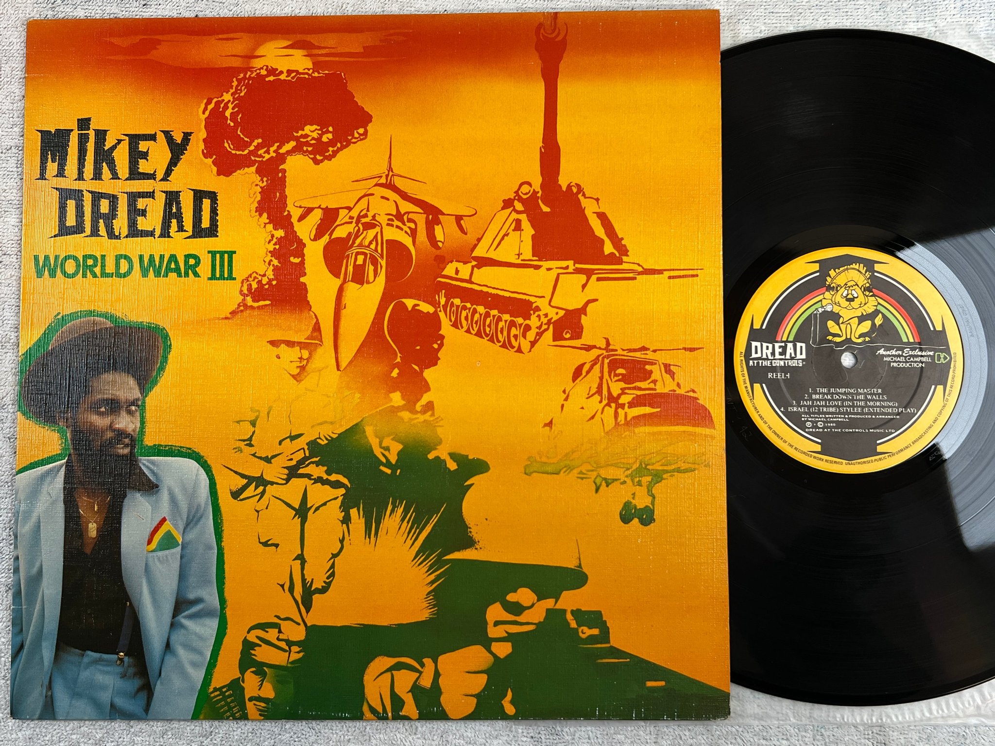 Omslagsbild för skivan MICKEY DREAD world war III LP -80 DREAD AT THE CONTROLS REEL-2