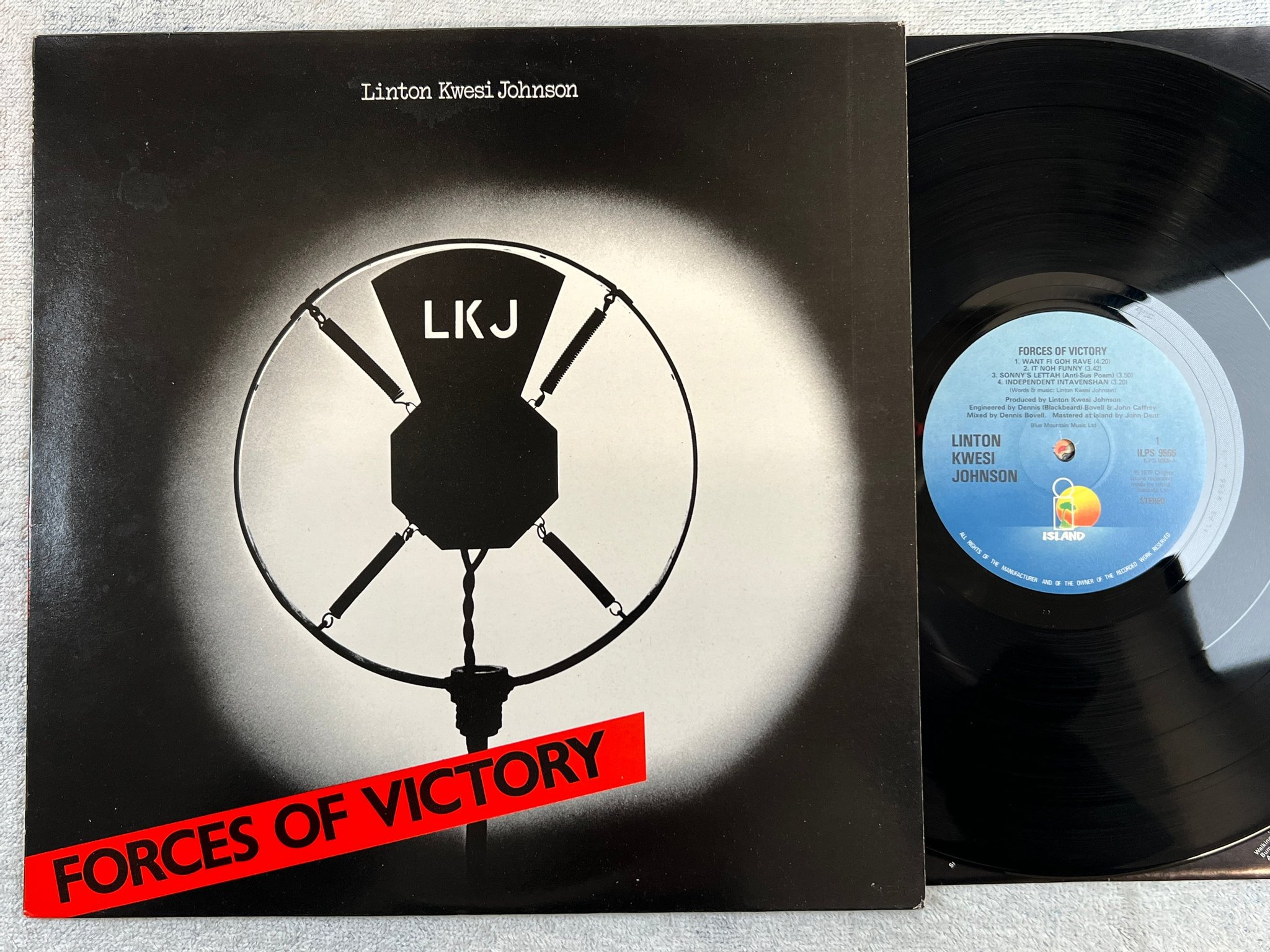 Omslagsbild för skivan LINTON KWESI JOHNSON forces of victory LP -79 UK ISLAND ILPS 9566