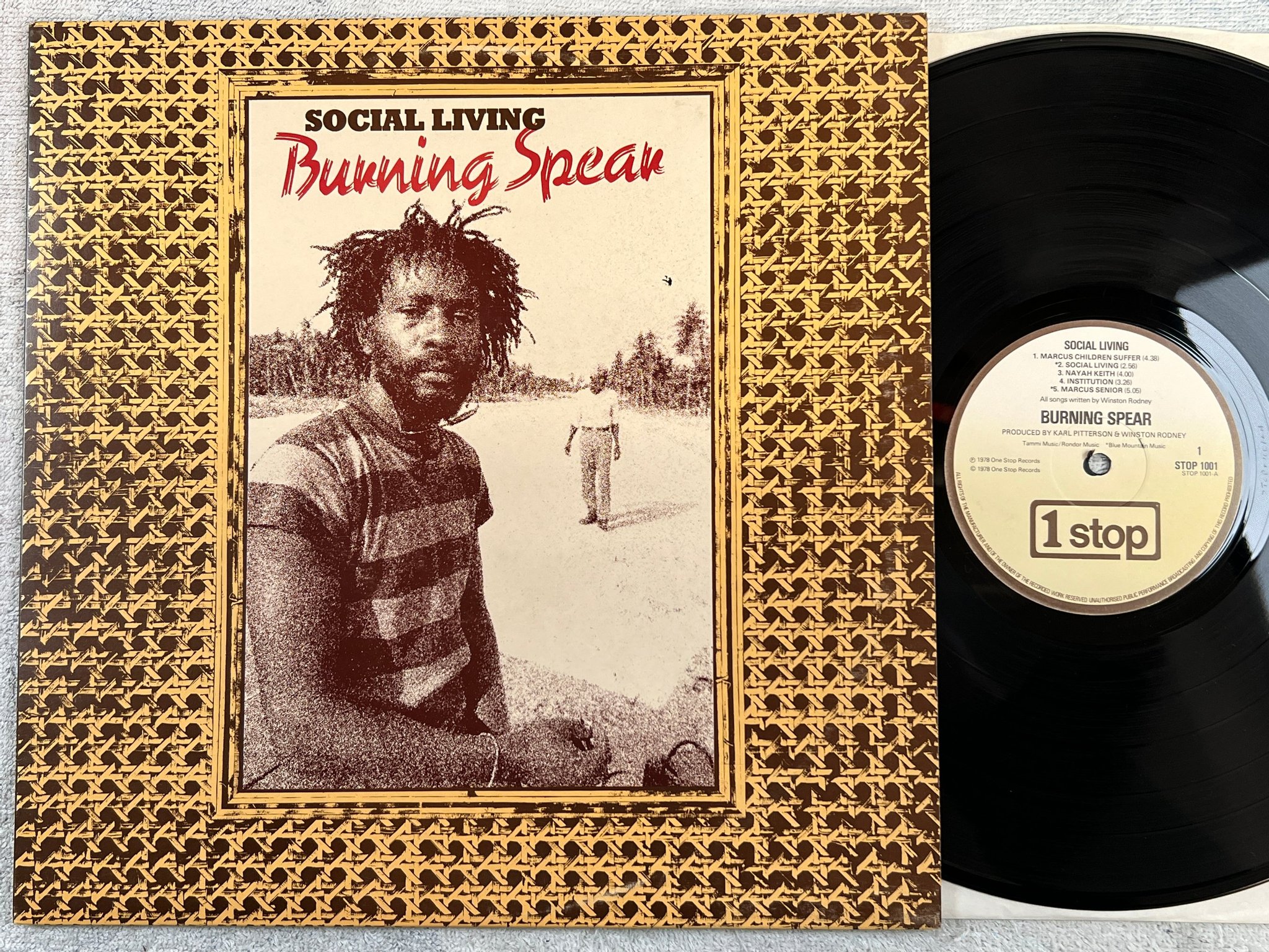 Omslagsbild för skivan BURNING SPEAR social living LP -78 UK 1STOP  STOP 1001