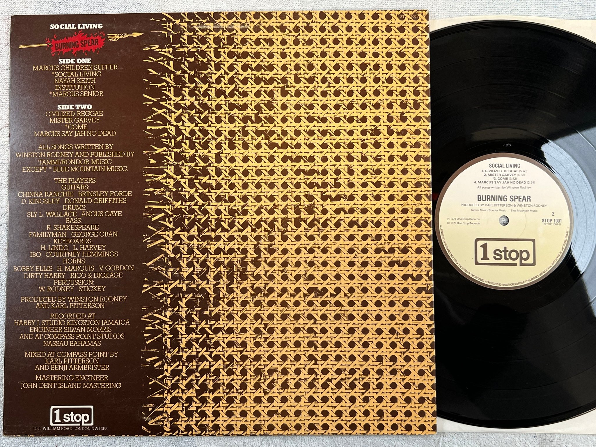 Omslagsbild för skivan BURNING SPEAR social living LP -78 UK 1STOP  STOP 1001