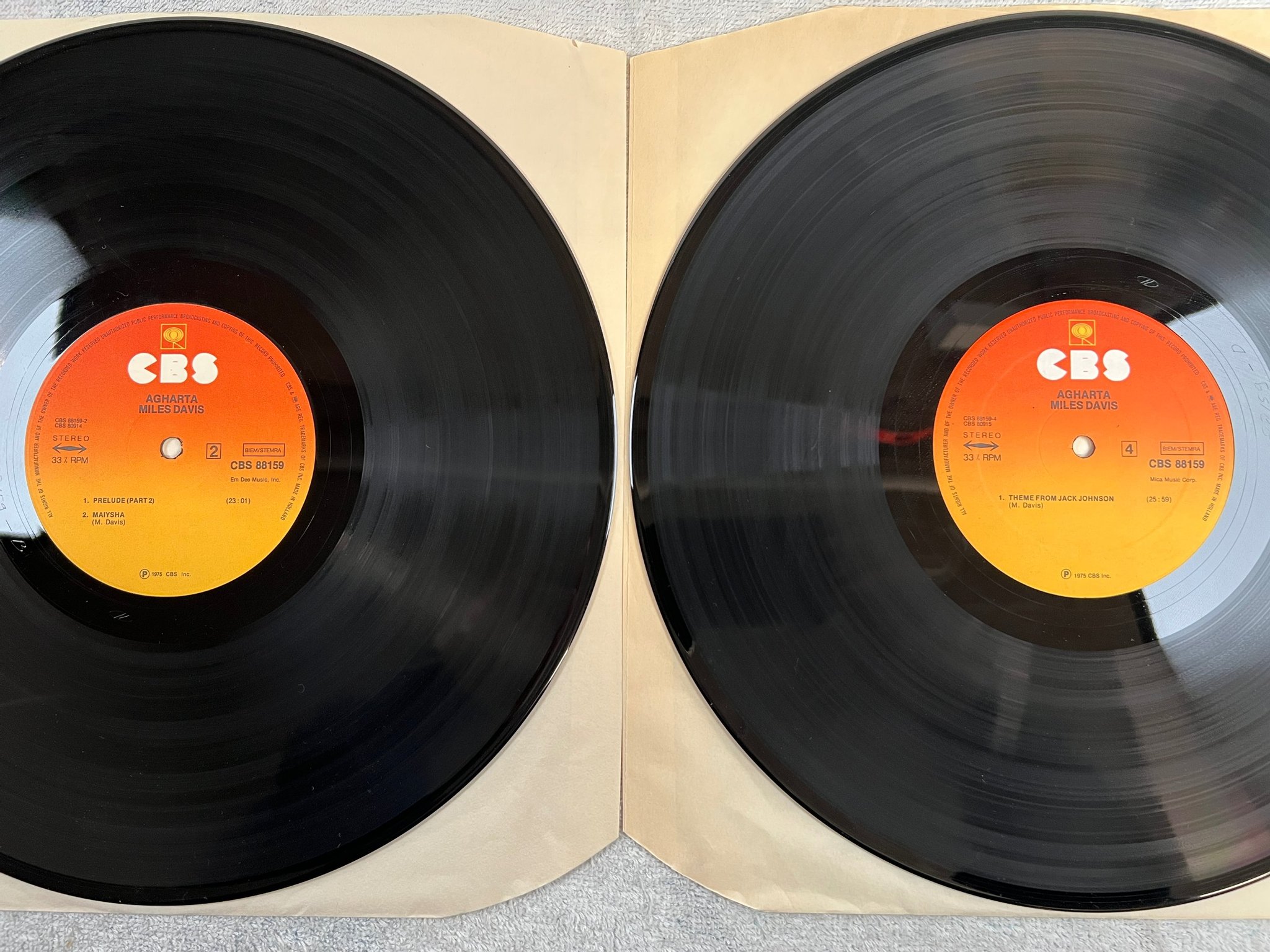 Omslagsbild för skivan MILES DAVIS agharta 2xLP -75 Hol CBS 88159