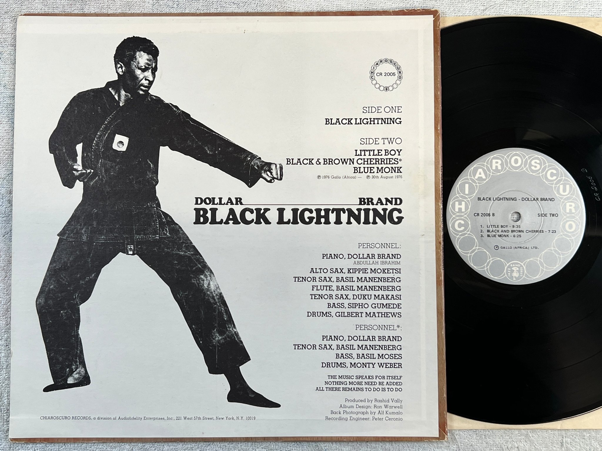 Omslagsbild för skivan DOLLAR BRAND black lightning LP -76 US CHIAROSCURO CR 2005