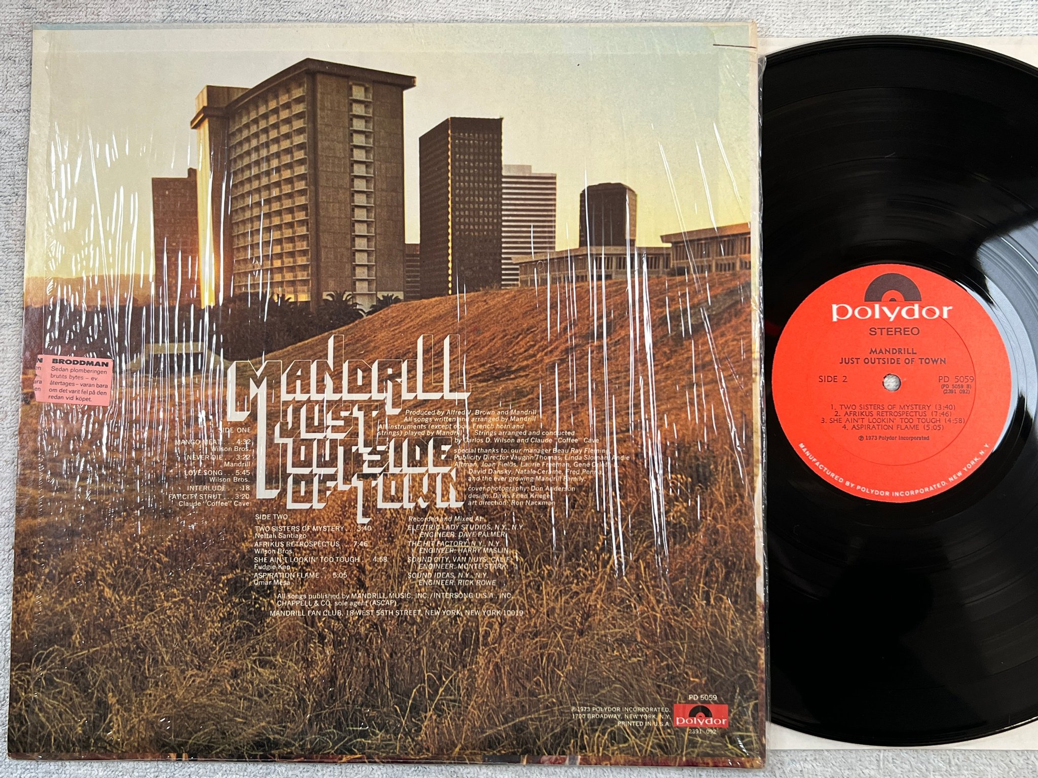 Omslagsbild för skivan MANDRILL just outside of town LP -73 US POLYDOR PD 5059 ”mango meat”