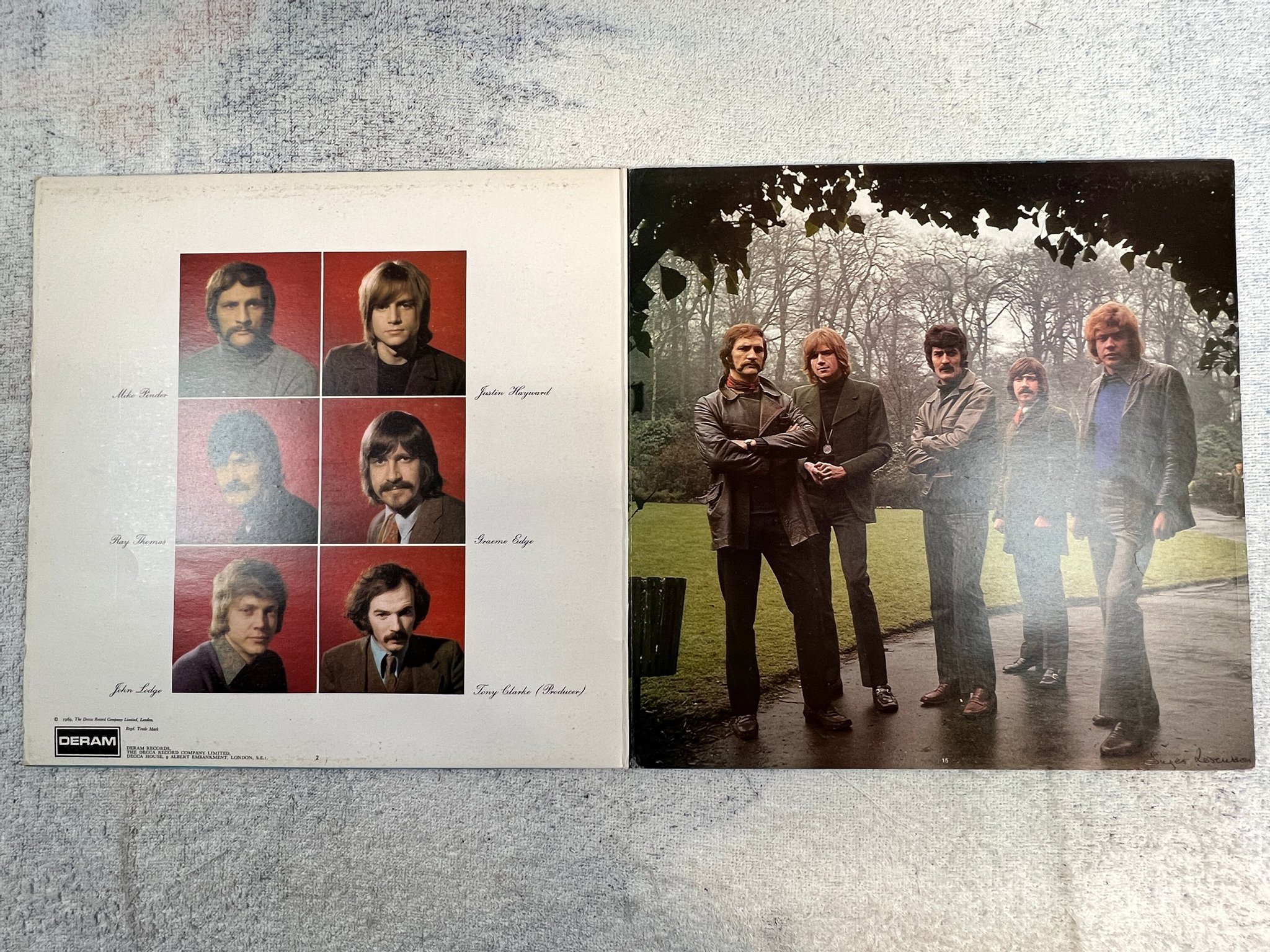 Omslagsbild för skivan THE MOODY BLUES on the threshold of a dream LP UK DERAM SML 1035