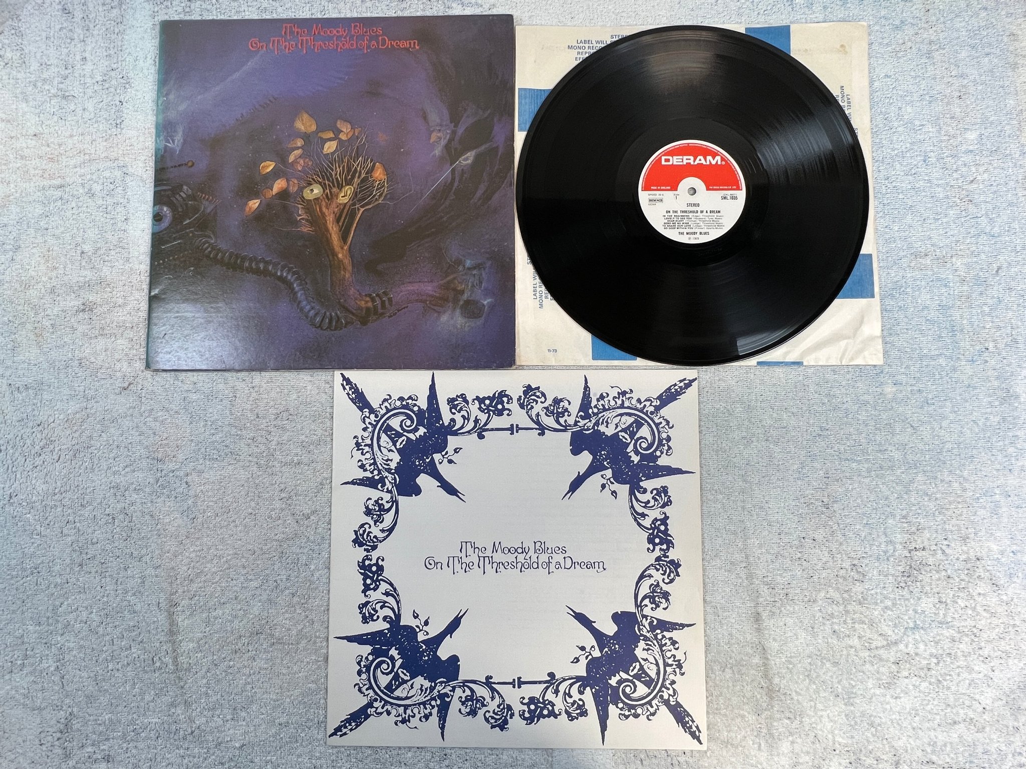 Omslagsbild för skivan THE MOODY BLUES on the threshold of a dream LP UK DERAM SML 1035