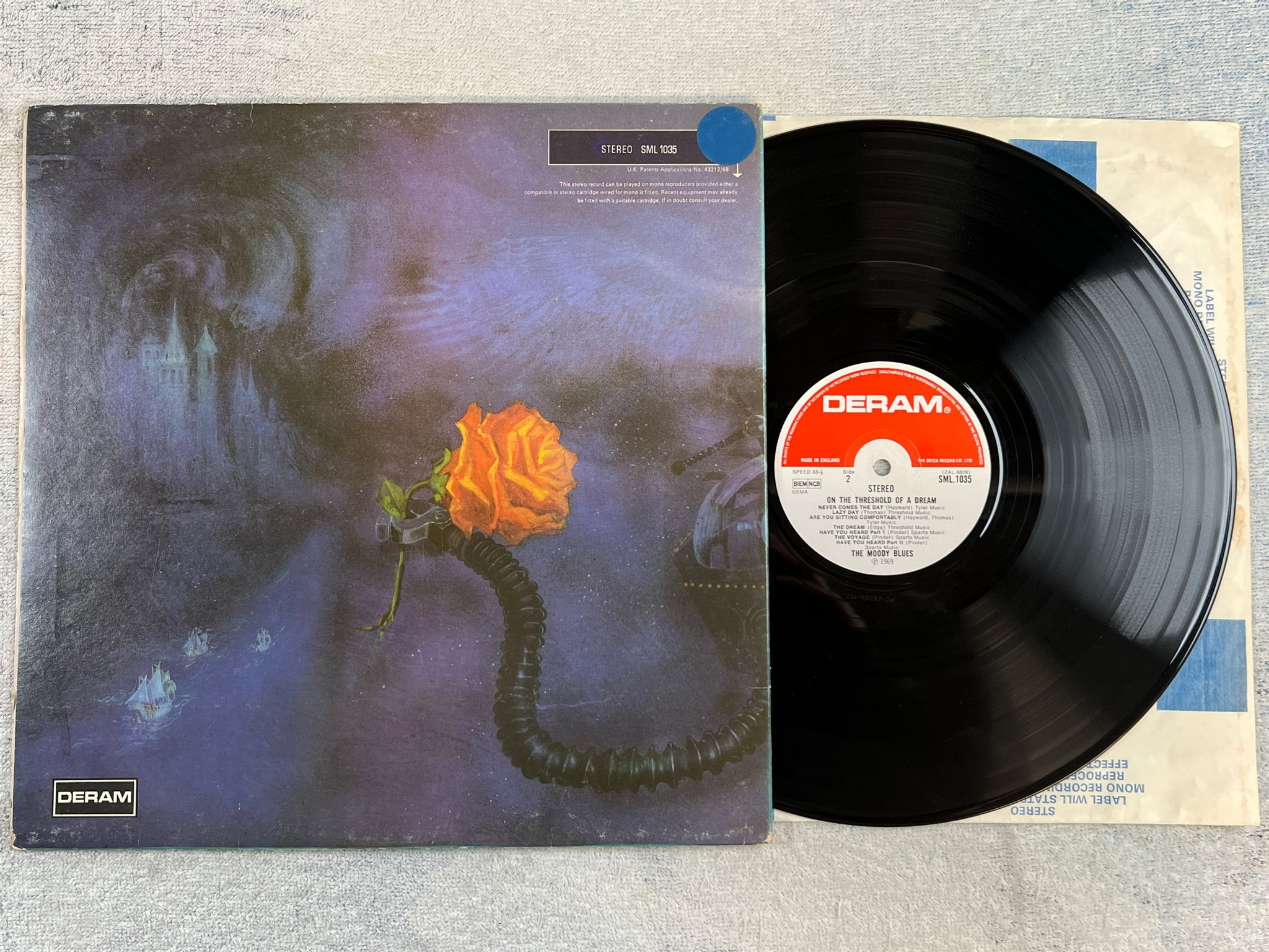Omslagsbild för skivan THE MOODY BLUES on the threshold of a dream LP UK DERAM SML 1035