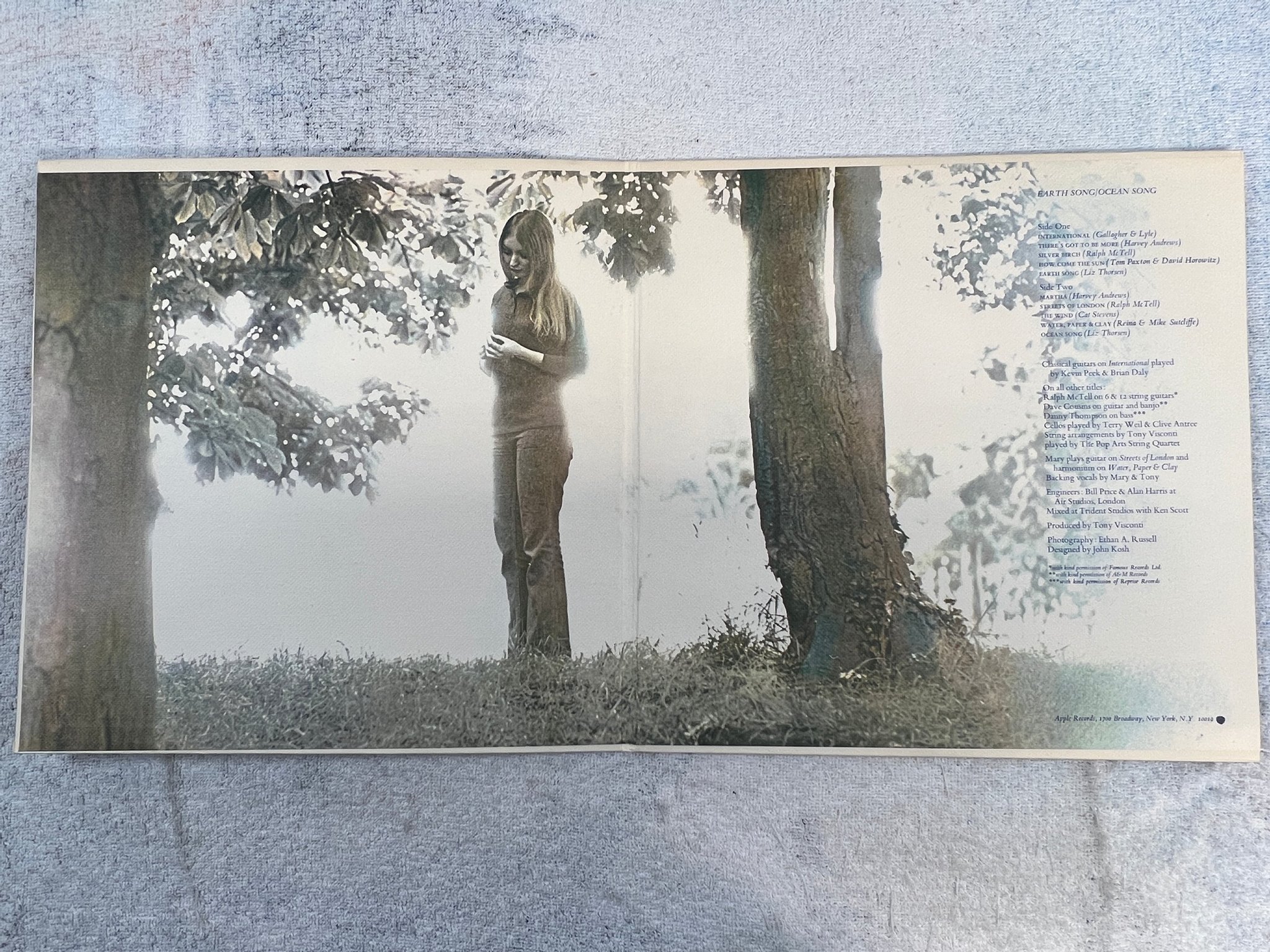 Omslagsbild för skivan MARY HOPKINS earth song / ocean song LP US APPLE SMAS-3381