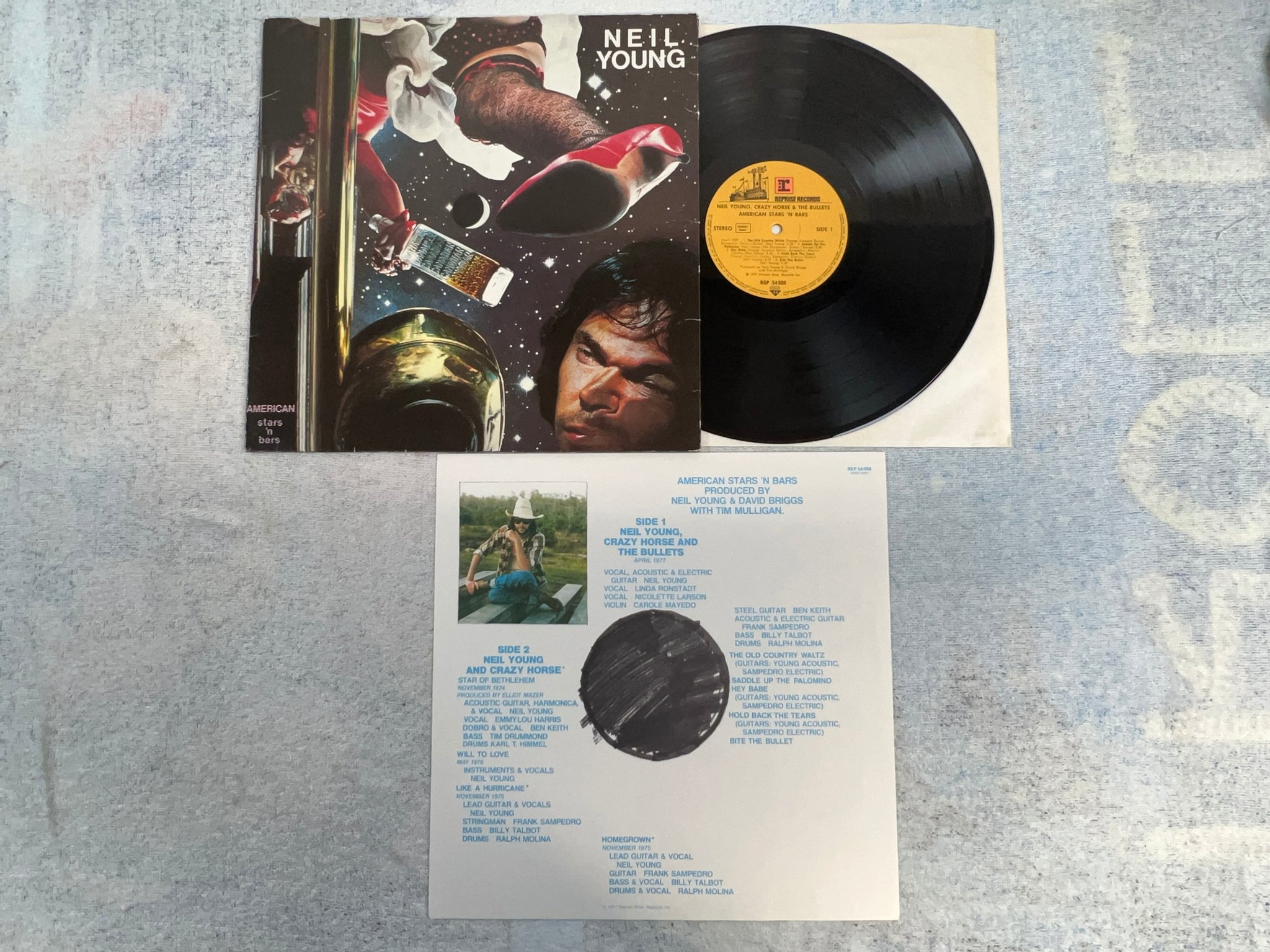Omslagsbild för skivan NEIL YOUNG & CRAZY HORSE American stars 'n bars LP -77 Ger REPRISE REP 54088