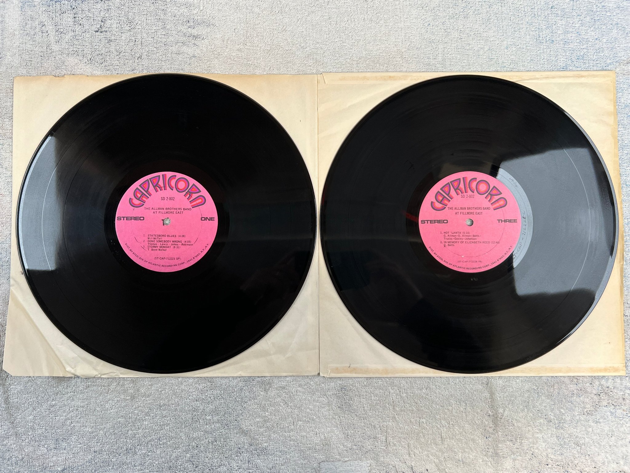 Omslagsbild för skivan THE ALLMAN BROTHERS BAND at Fillmore East LP US CAPRCORN SD 2-802