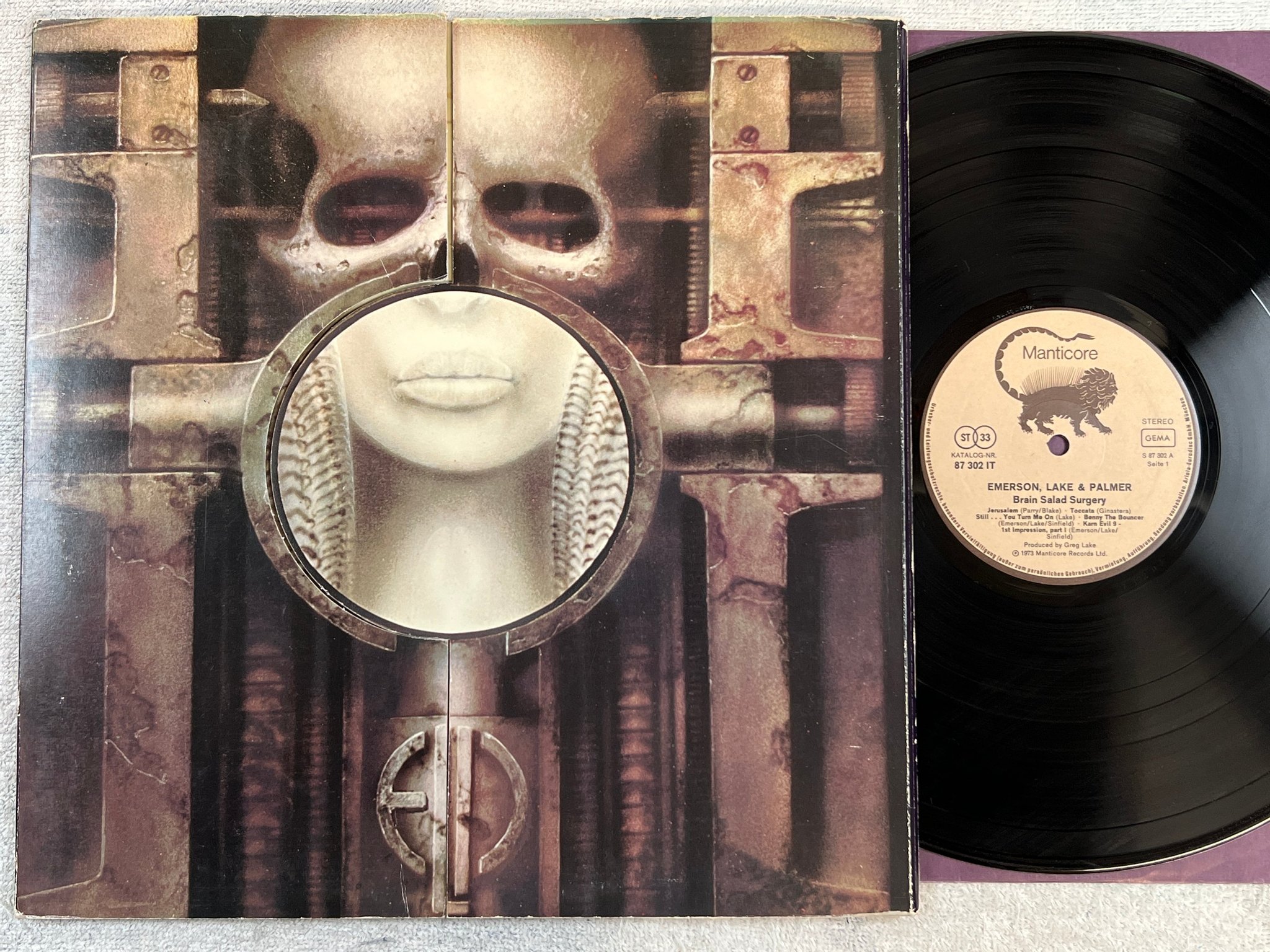 Omslagsbild för skivan EMERSON LAKE & PALMER brain salad surgery LP -73 Ger MANTICORE 87302 IT