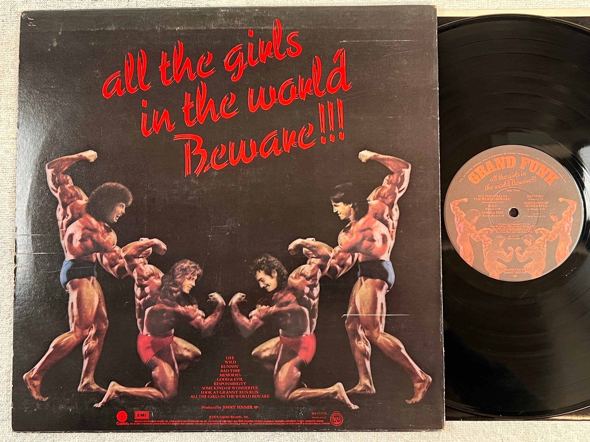 Omslagsbild för skivan GRAND FUNK all the girls in the world beware LP -74 US CAPITOL SO 11356