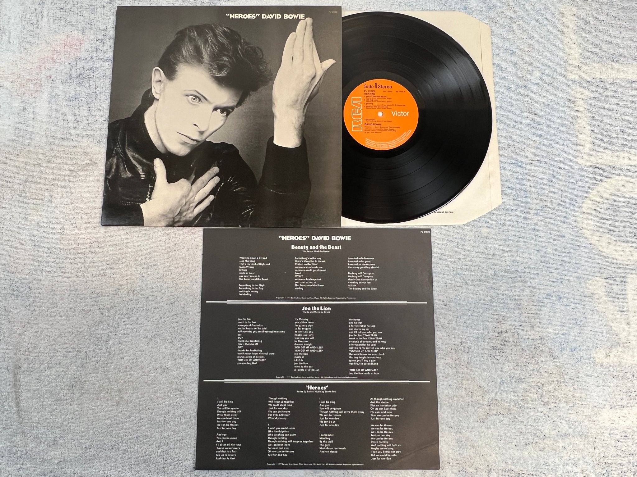 Omslagsbild för skivan DAVID BOWIE heroes LP -77 UK RCA PL 12522