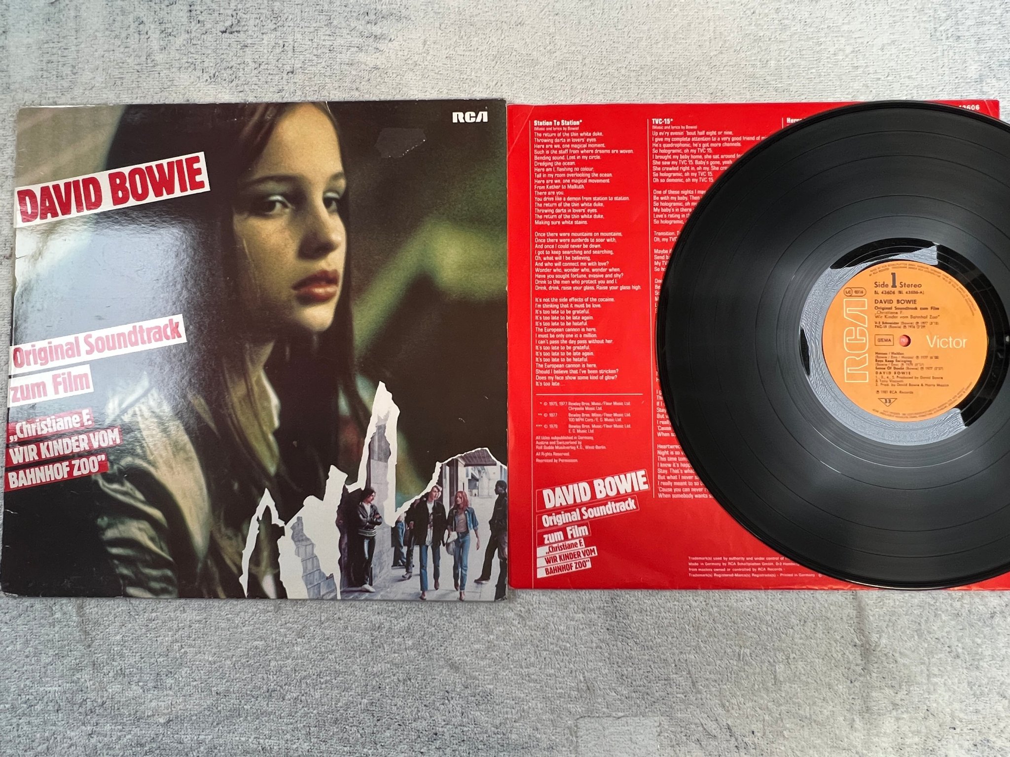 Omslagsbild för skivan DAVID BOWIE Christine F. Wir kinder vom Bahnhof zoo LP -81 Ger RCA BL 43606