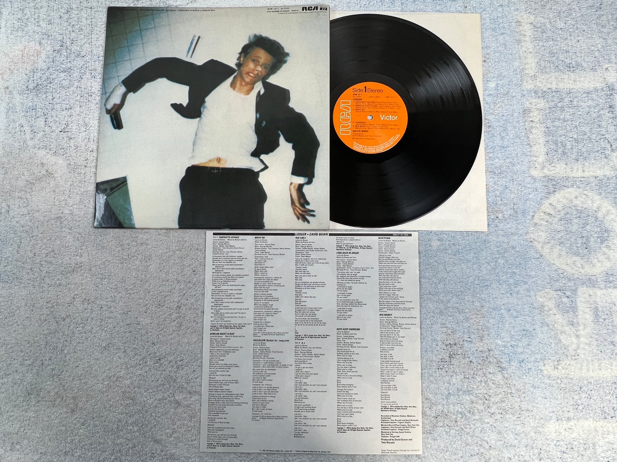 Omslagsbild för skivan DAVID BOWIE lodger LP -79 UK RCA BOW LP 1