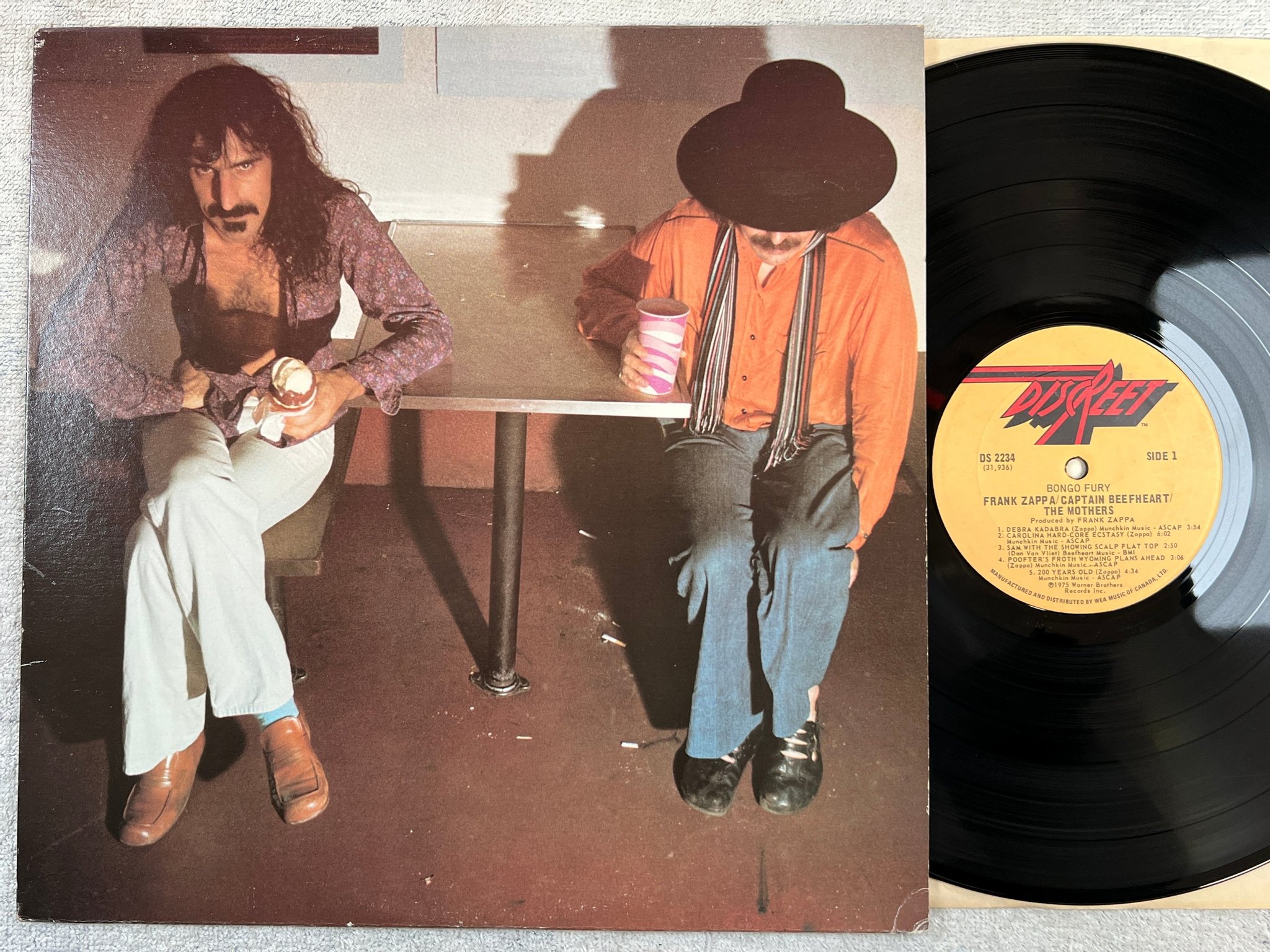 Omslagsbild för skivan FRANK ZAPPA / CAPTAIN BEEFHEART bongo fury LP -75 Can DISCREET DS 2234