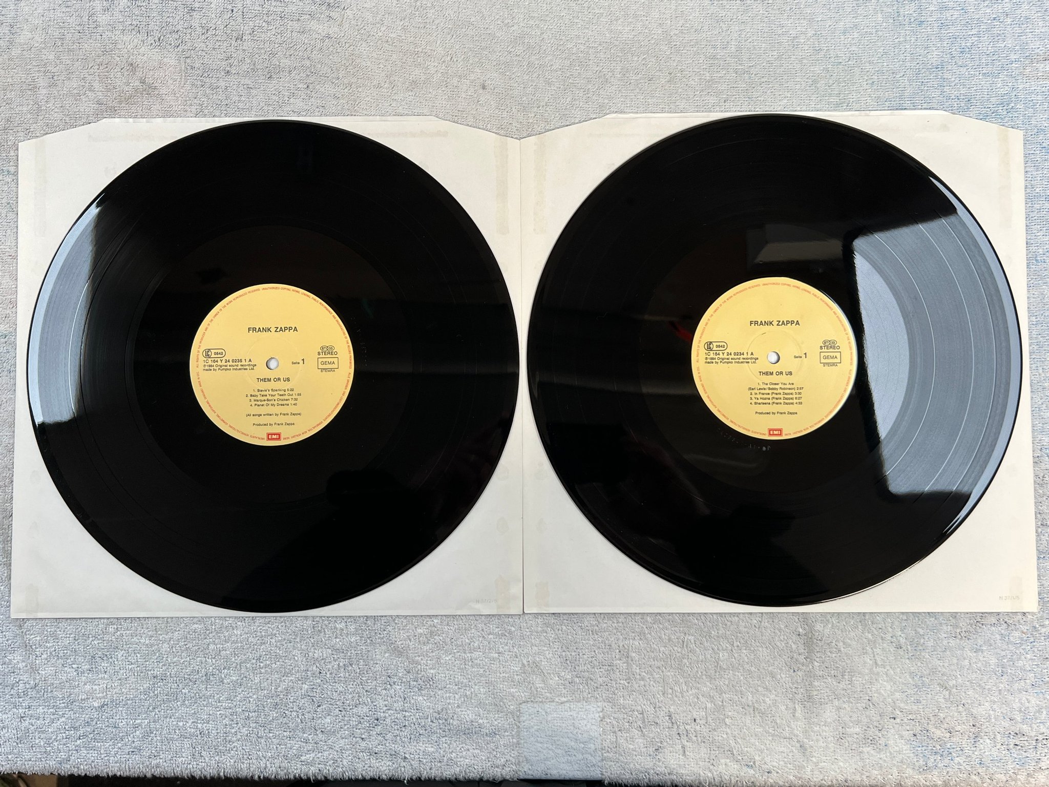 Omslagsbild för skivan FRANK ZAPPA them or us 2xLP -84 Hol EMI 1C 164Y2402351