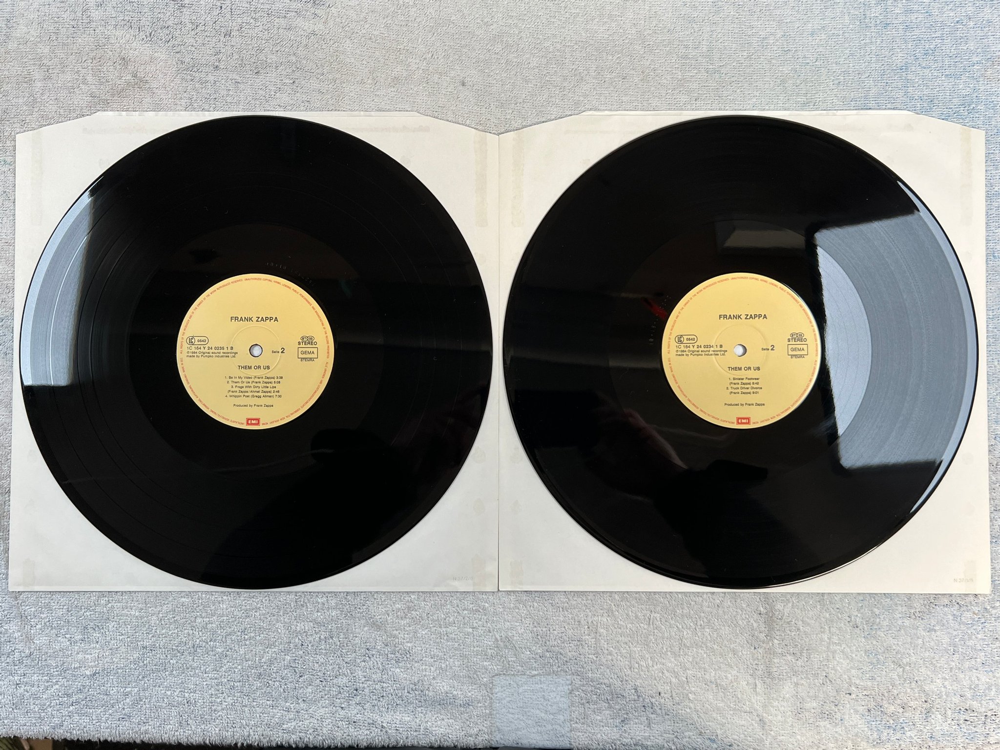 Omslagsbild för skivan FRANK ZAPPA them or us 2xLP -84 Hol EMI 1C 164Y2402351