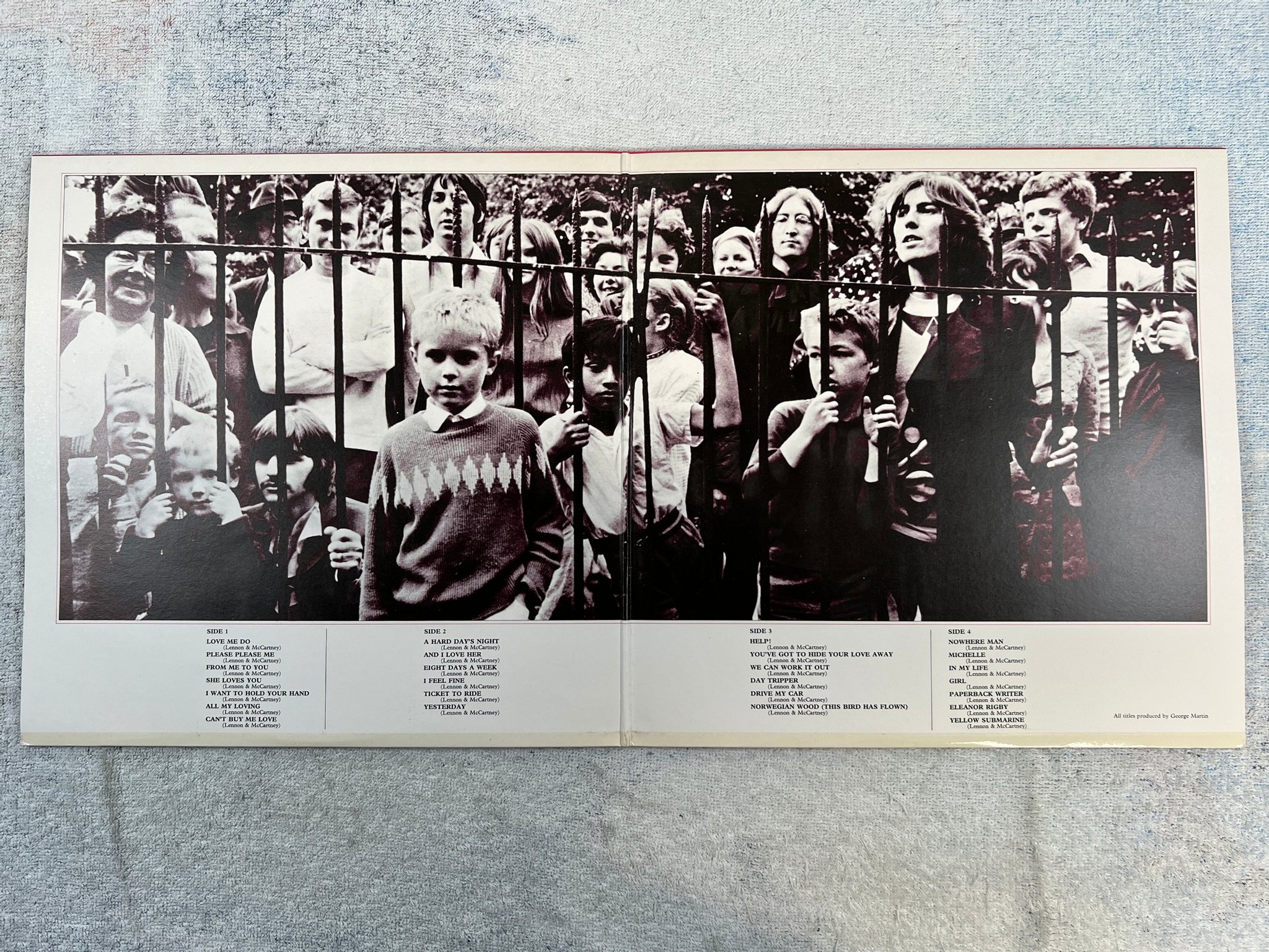 Omslagsbild för skivan THE BEATLES 1962-1966 2xLP UK APPLE PCS 7172 RED VINYL