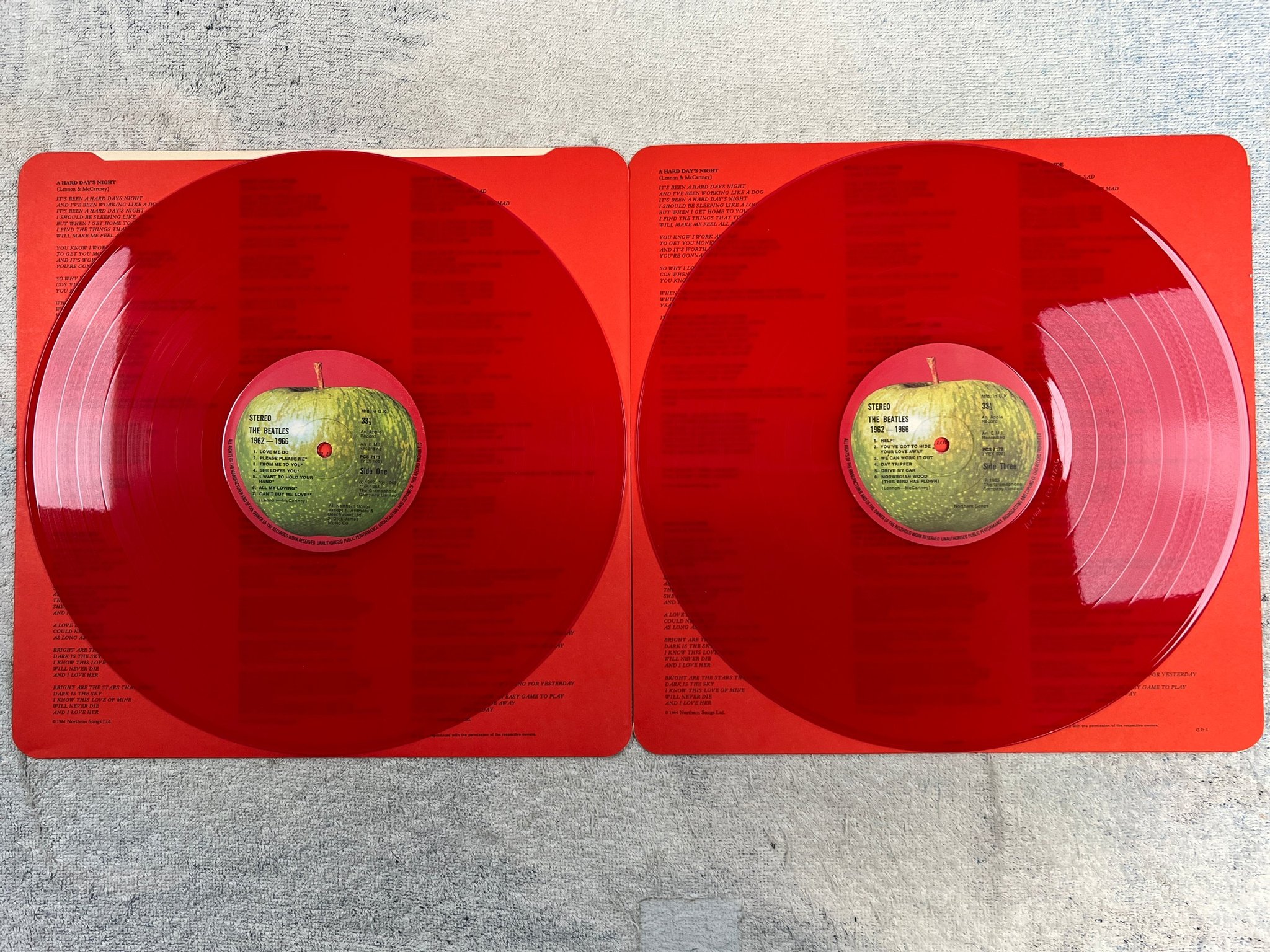 Omslagsbild för skivan THE BEATLES 1962-1966 2xLP UK APPLE PCS 7172 RED VINYL