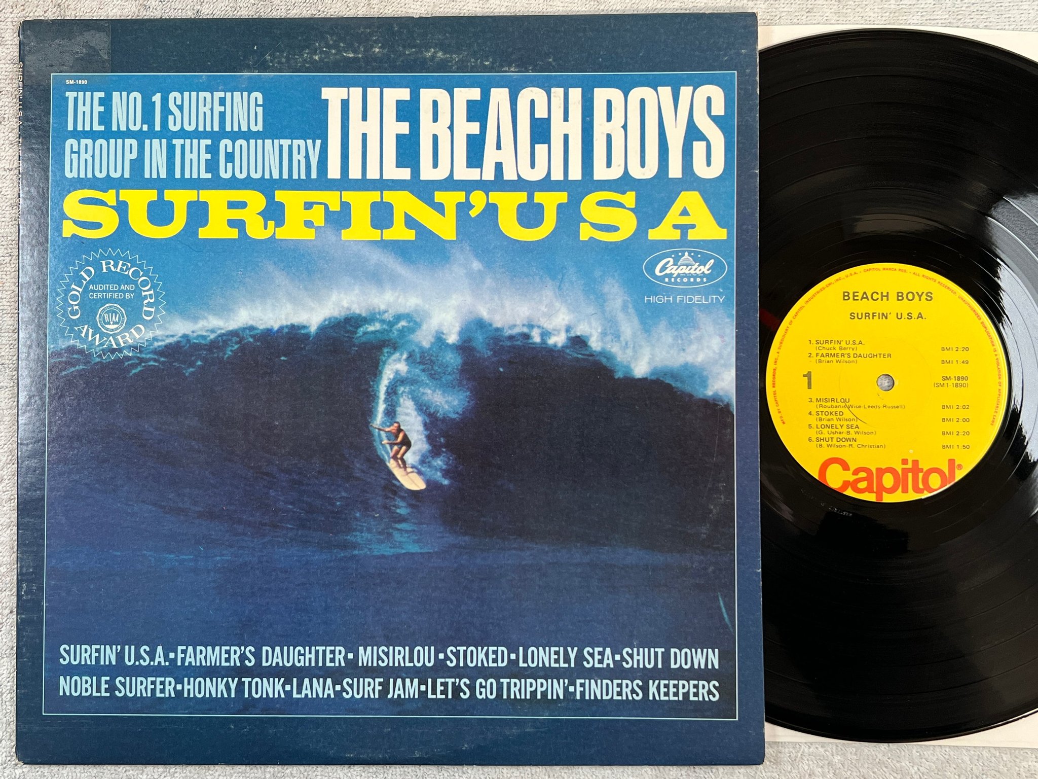Omslagsbild för skivan THE BEACH BOYS surfin U.S.A.  LP US CAPITOL SM-1890