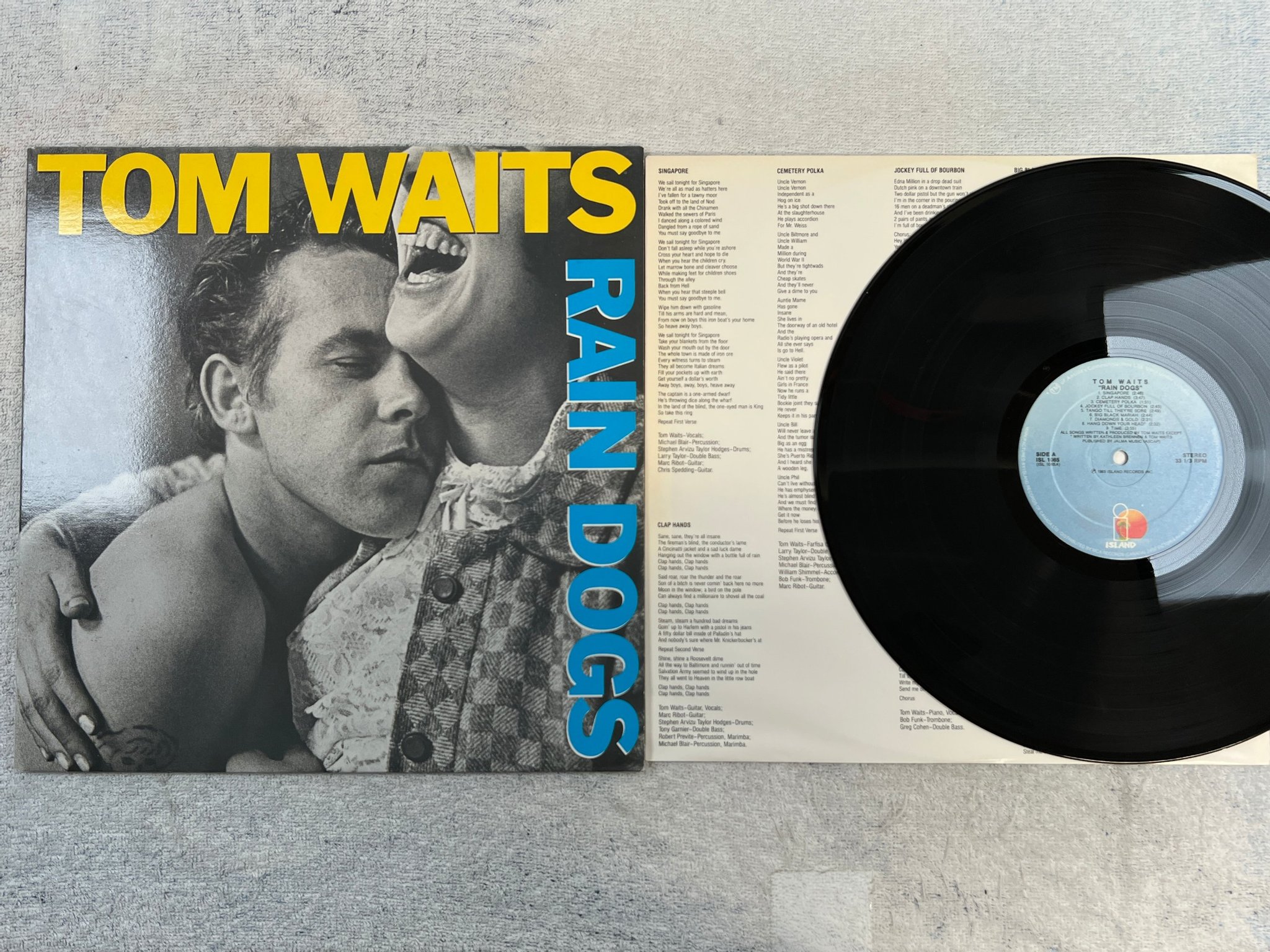 Omslagsbild för skivan TOM WAITS rain dogs LP -85 Can ISLAND ISL 1065