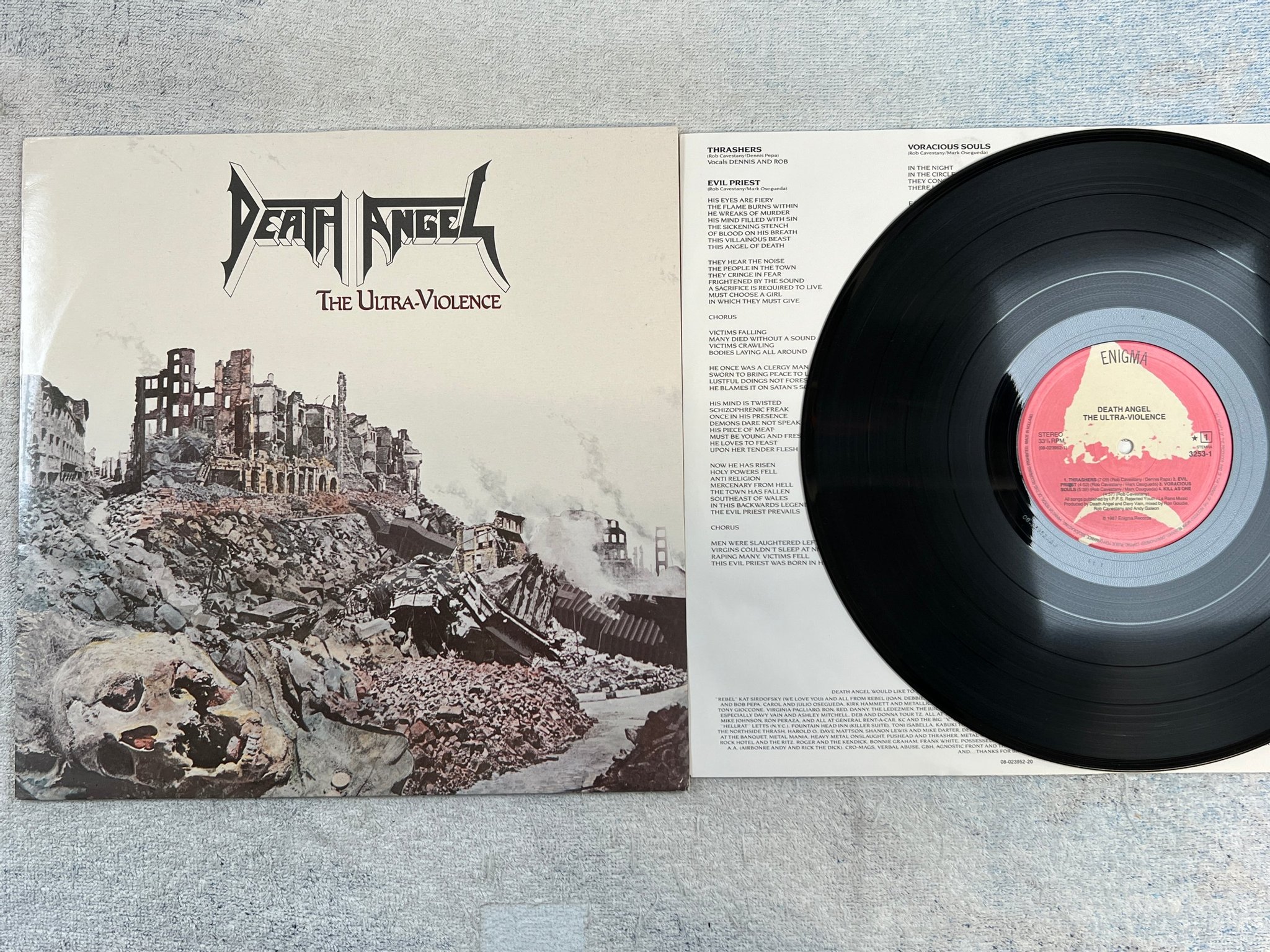 Omslagsbild för skivan DEATH ANGEL the ultra-violence LP -87 Hol ENIGMA 3253-1 ** R A R E **