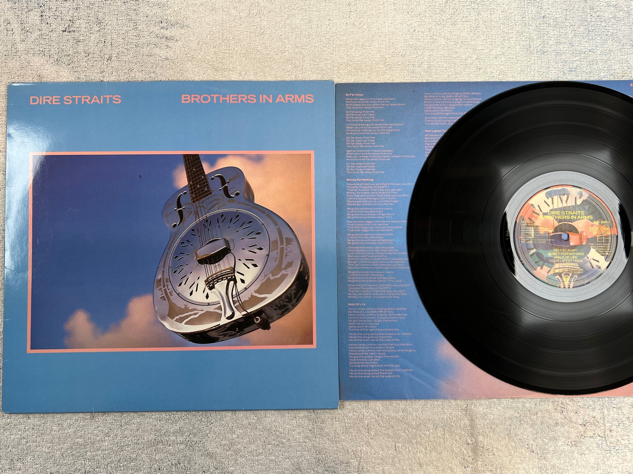 Omslagsbild för skivan DIRE STRAITS brothers in arms LP -85 Hol VERTIGO 824499-1