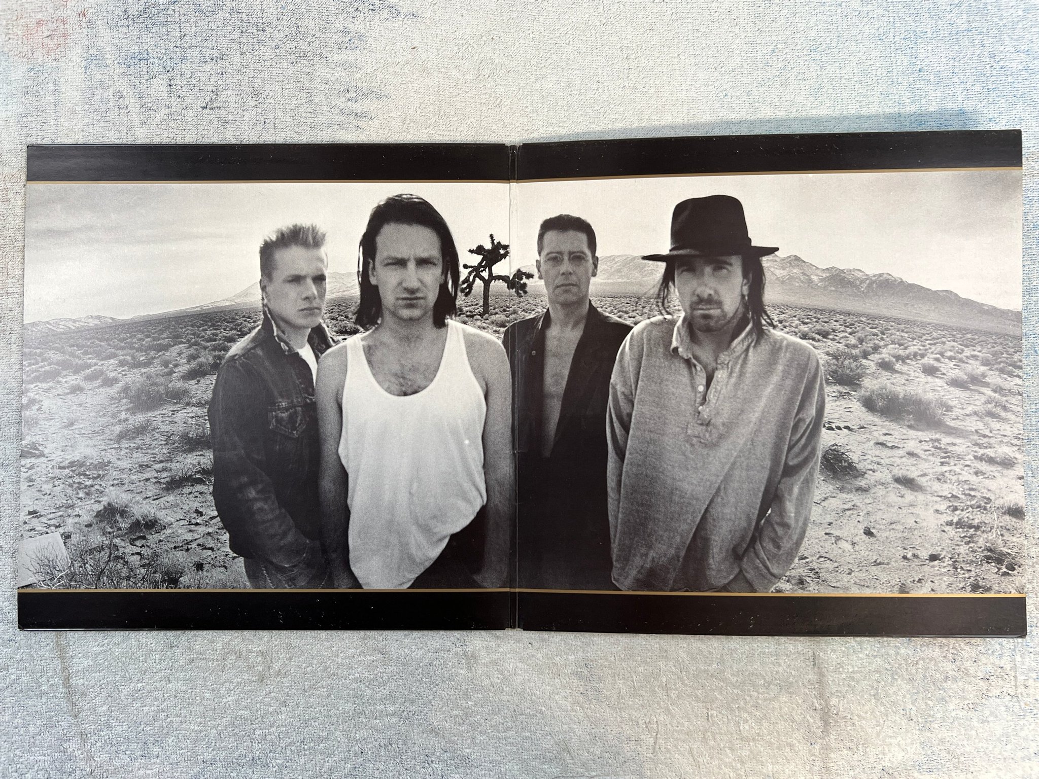 Omslagsbild för skivan U2 the Joshua three LP -87 ncb ISLAND U26