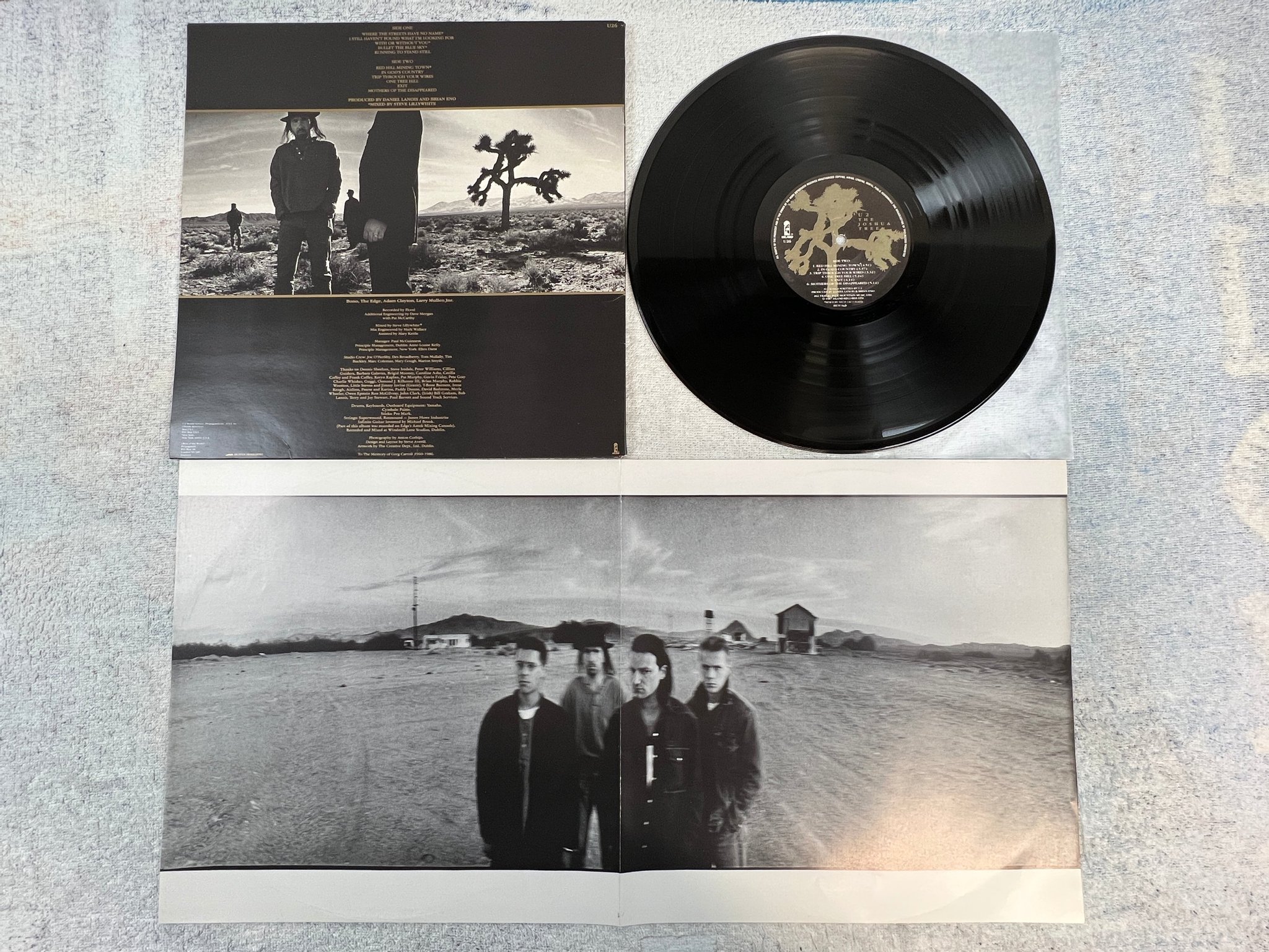 Omslagsbild för skivan U2 the Joshua three LP -87 ncb ISLAND U26