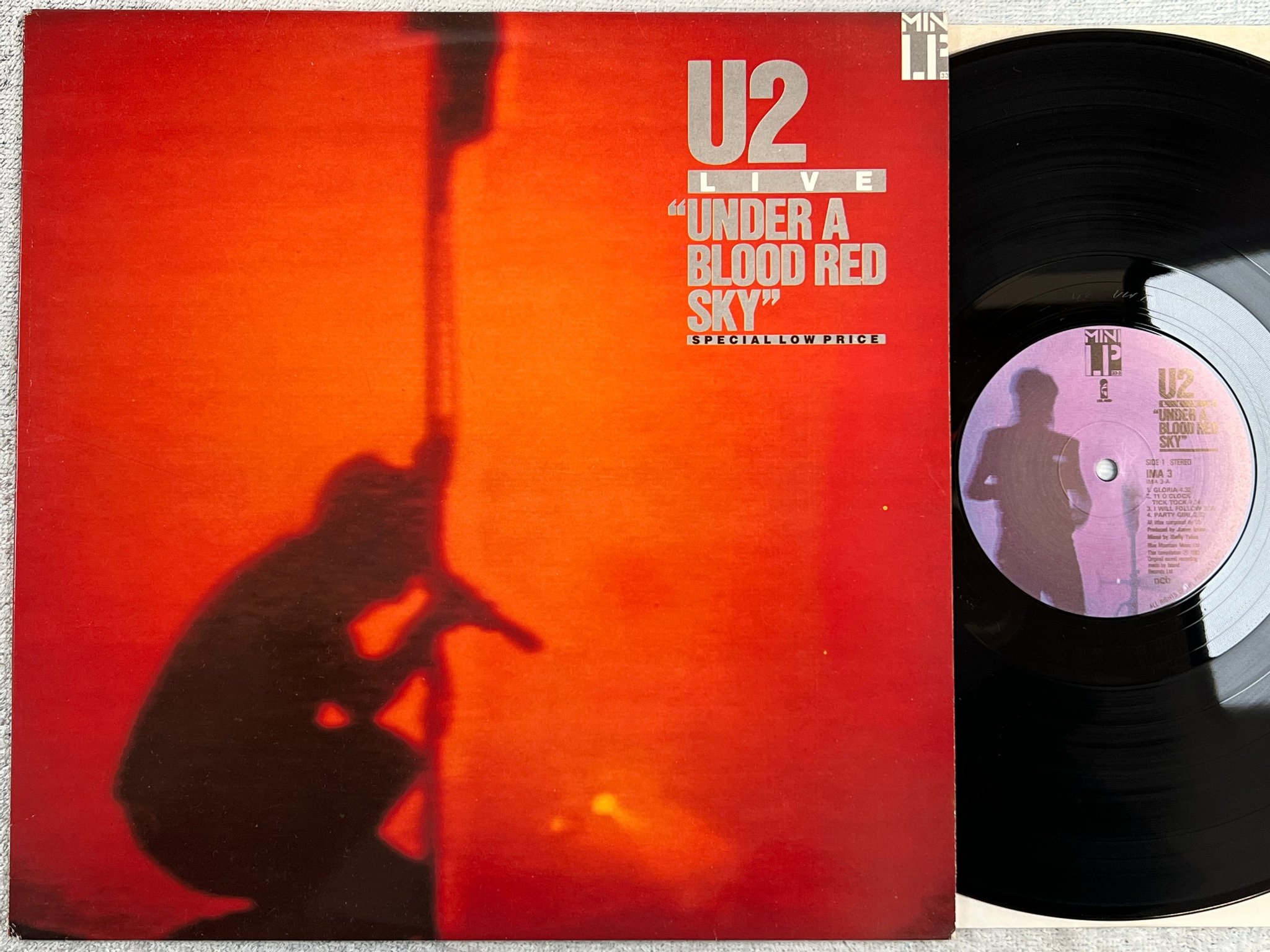 Omslagsbild för skivan U2 under a blood red sky LP -83 ncb ISLAND IMA 3