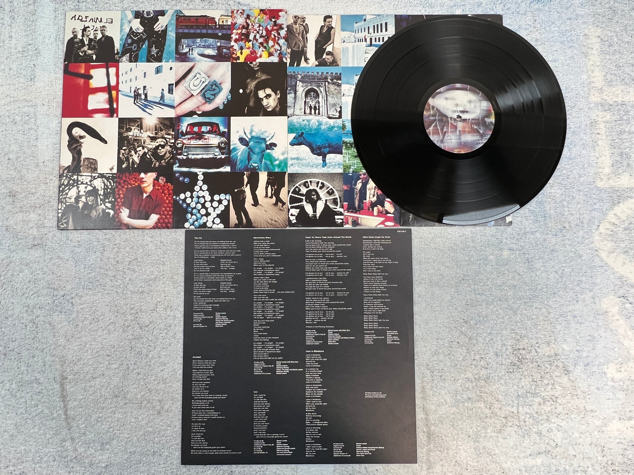 Omslagsbild för skivan U2 achtung baby LP -91 Ger ISLAND 212 110 "love is blindness"