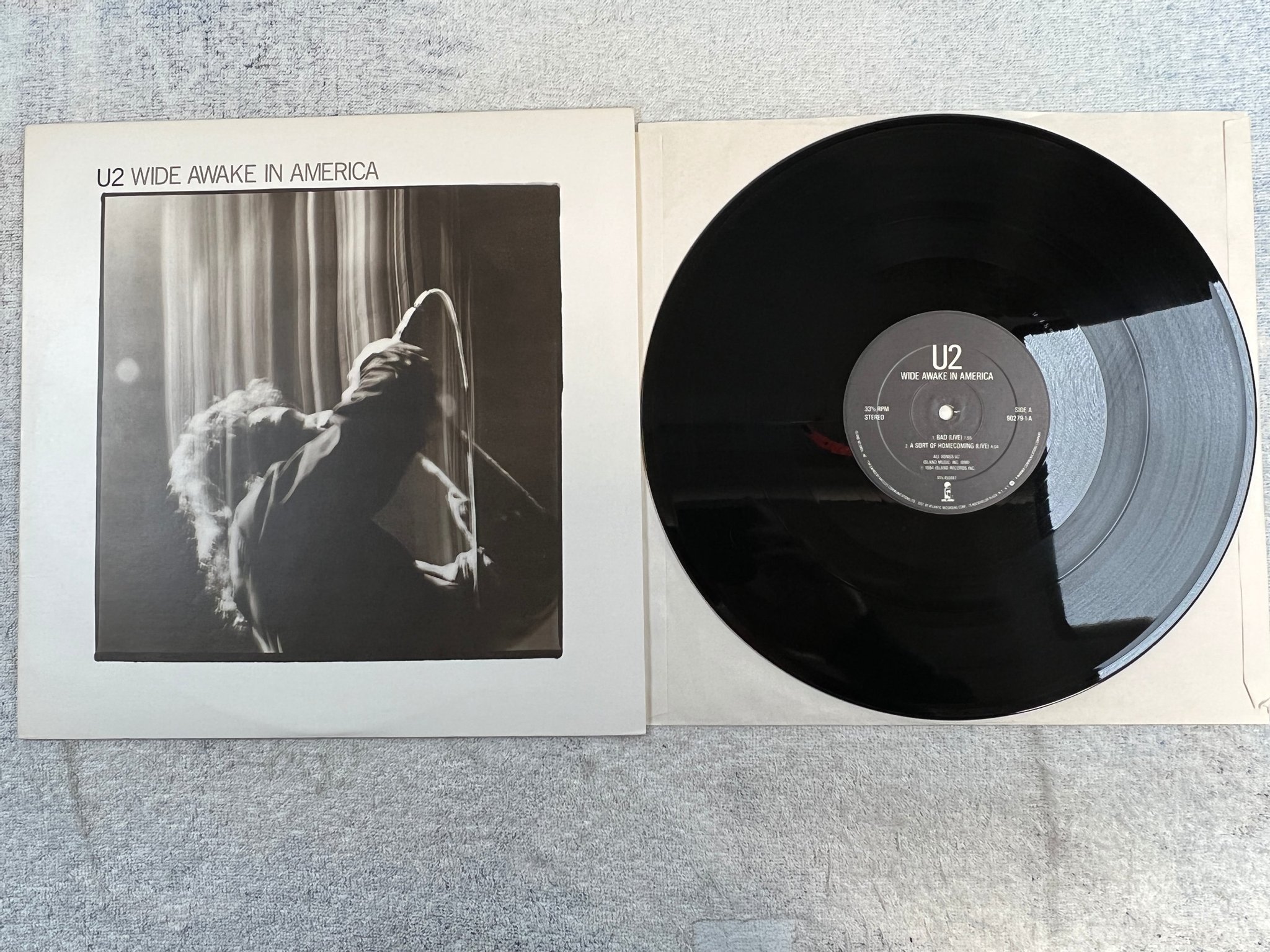 Omslagsbild för skivan U2 wide awake in America LP -85 US ISLAND 90279-1