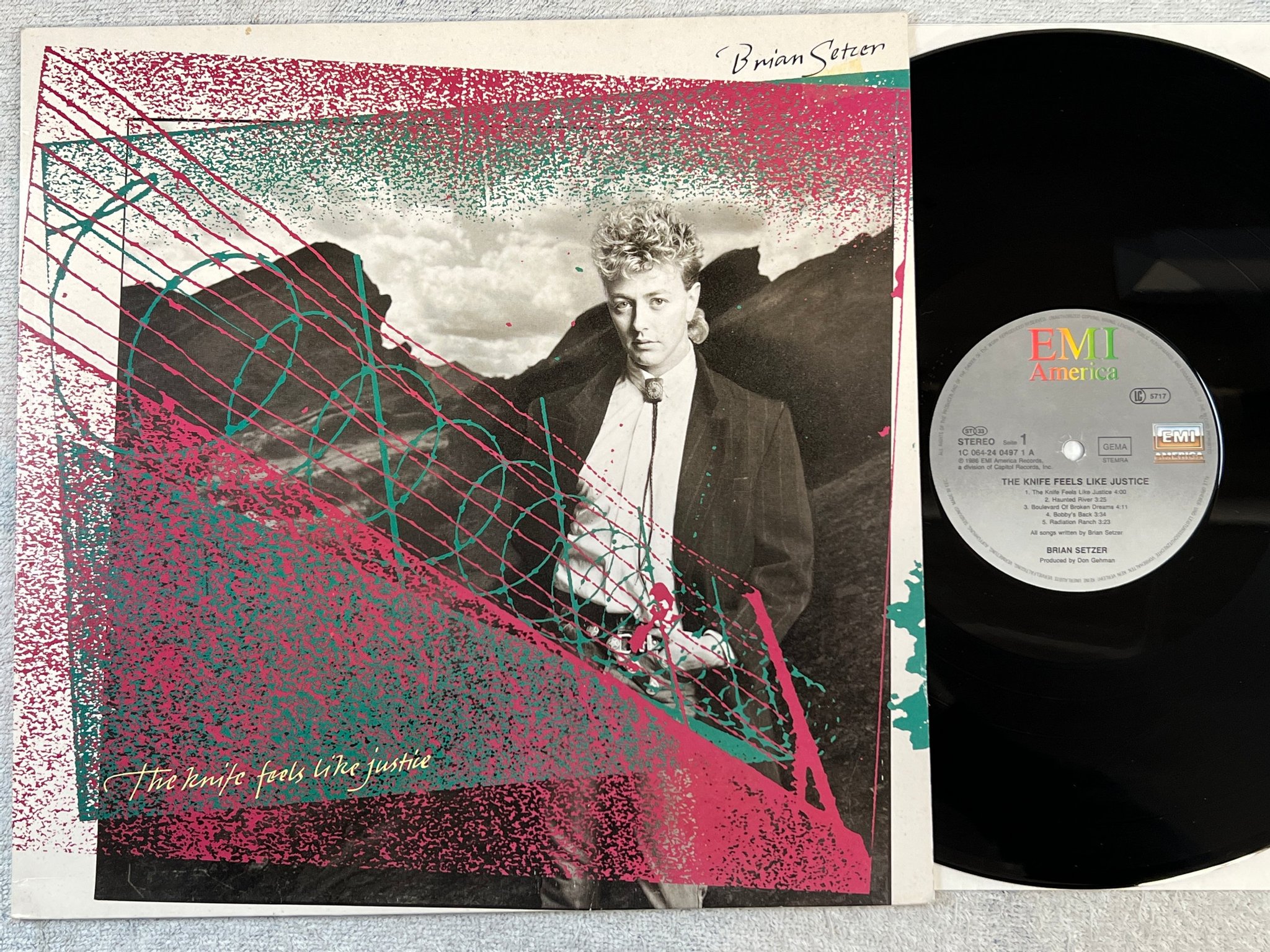 Omslagsbild för skivan BRIAN SETZER The Knife Feels Like Justice LP -86 EMI America 1C 064-24 0497 1
